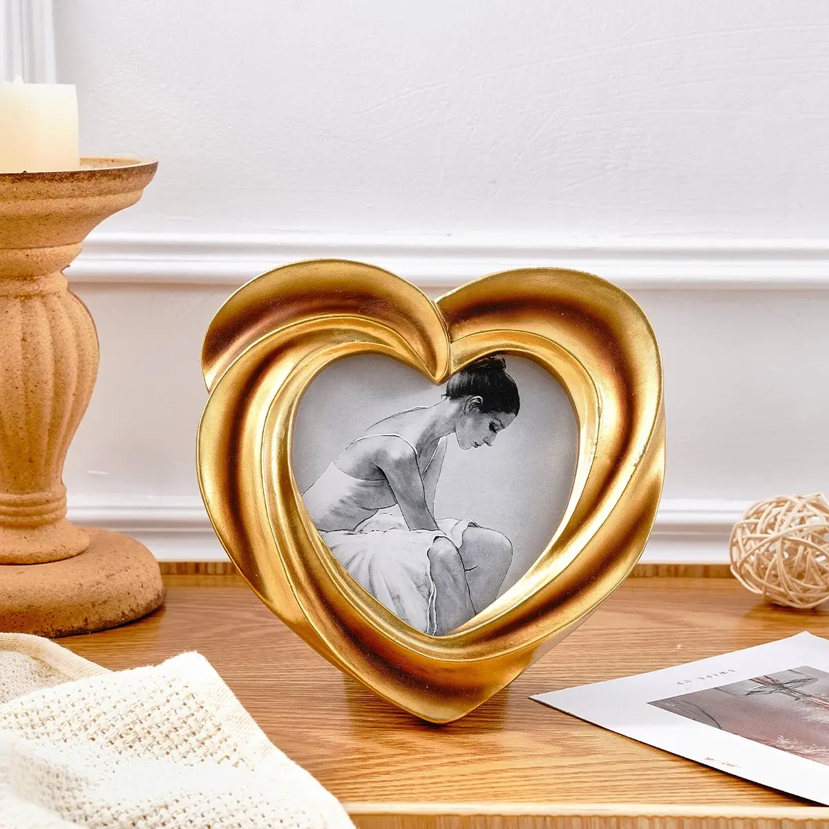 European Luxury Heart Frame, Resin Material, Desktop Photo Display, Romantic Decor for Bedroom, Bookshelf, Wedding Gift