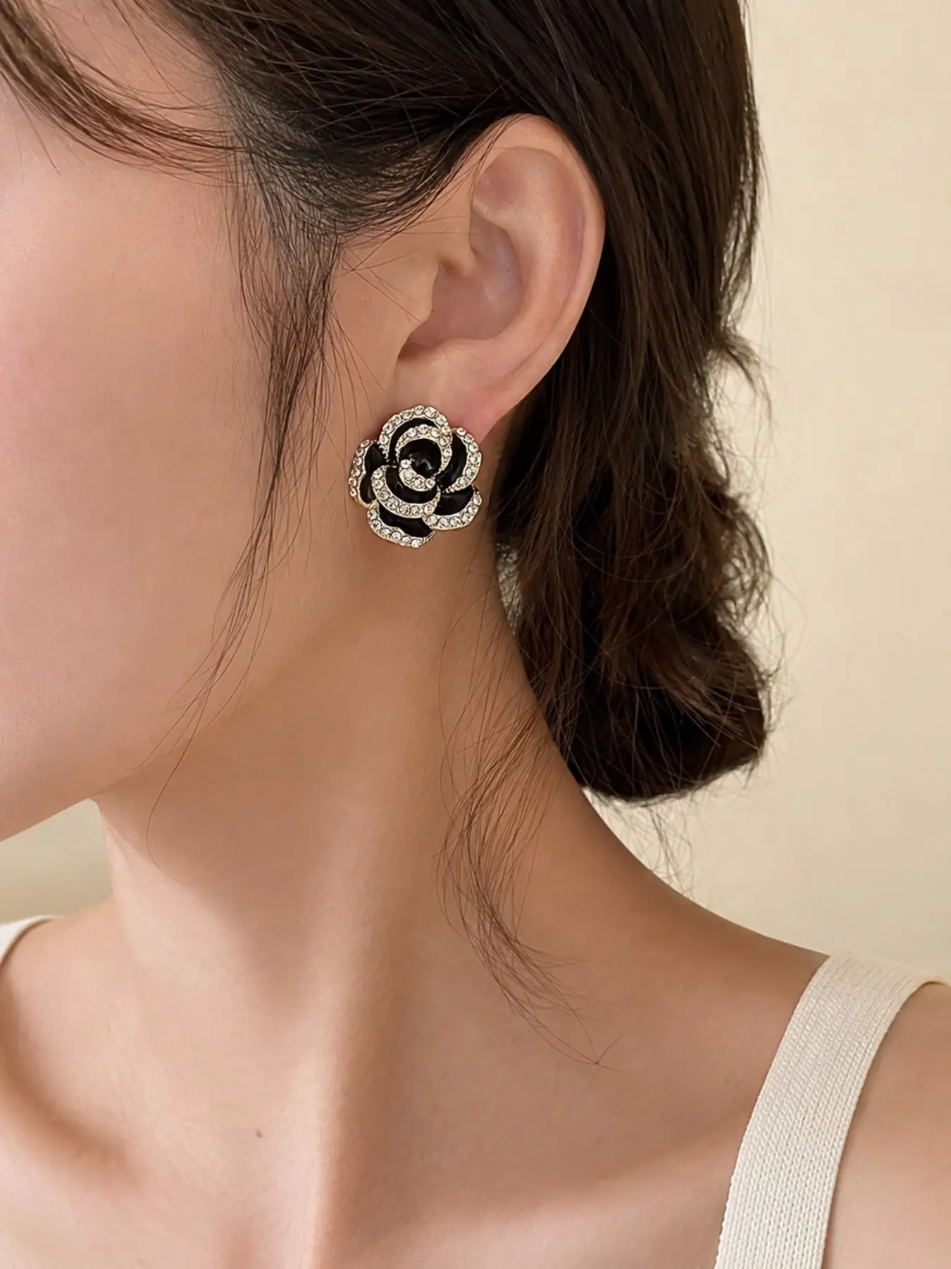 1 Pair Black Rose Stud Earrings for Women, 1.8cm 3D Rhinestone Floral Earrings, Black and Gold Color Vintage Statement Studs for Wedding Guest, Bridesmaid Gift, Holiday Party