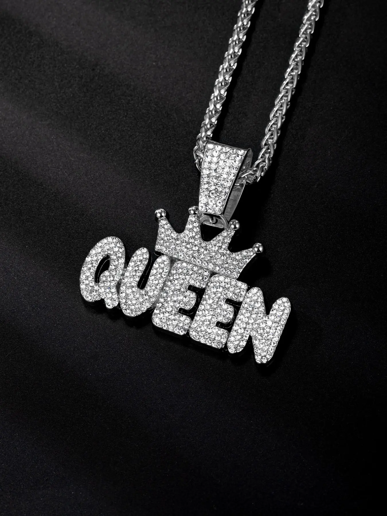 Unisex Queen Letter and Crown Pendant Necklace, Bold Rhinestone Design, Perfect for Daily Wear, Halloween, Christmas, Thanksgiving