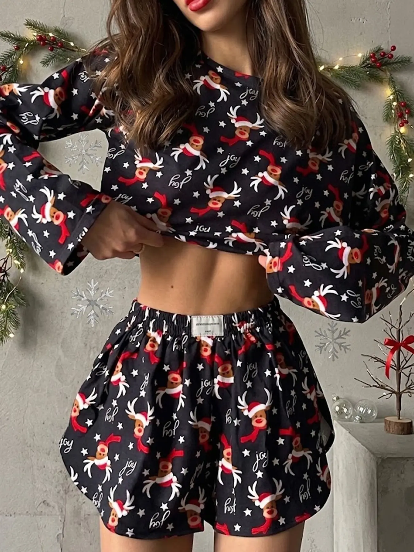 Women's Christmas 2-plece set: long-sleeved, side-slit shorts set with Christmas reindeer motit Comfortable and relaxed fit, pertect for holiday and everyday casual wear