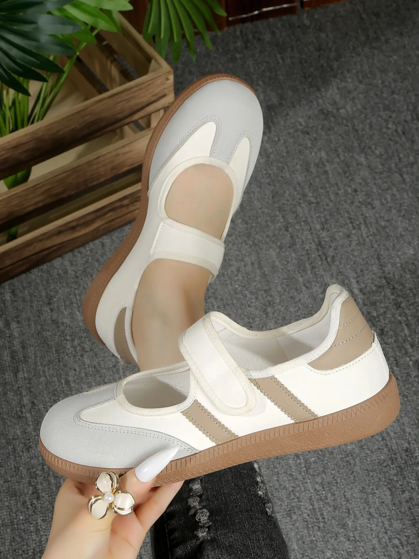 Women's Low Saturation Velcro Shoes, Walking Shoes, Mary Jane Style, Vintage Trainer, Fresh Color, Perfect for Casual Travel, Comfortable and Stylish