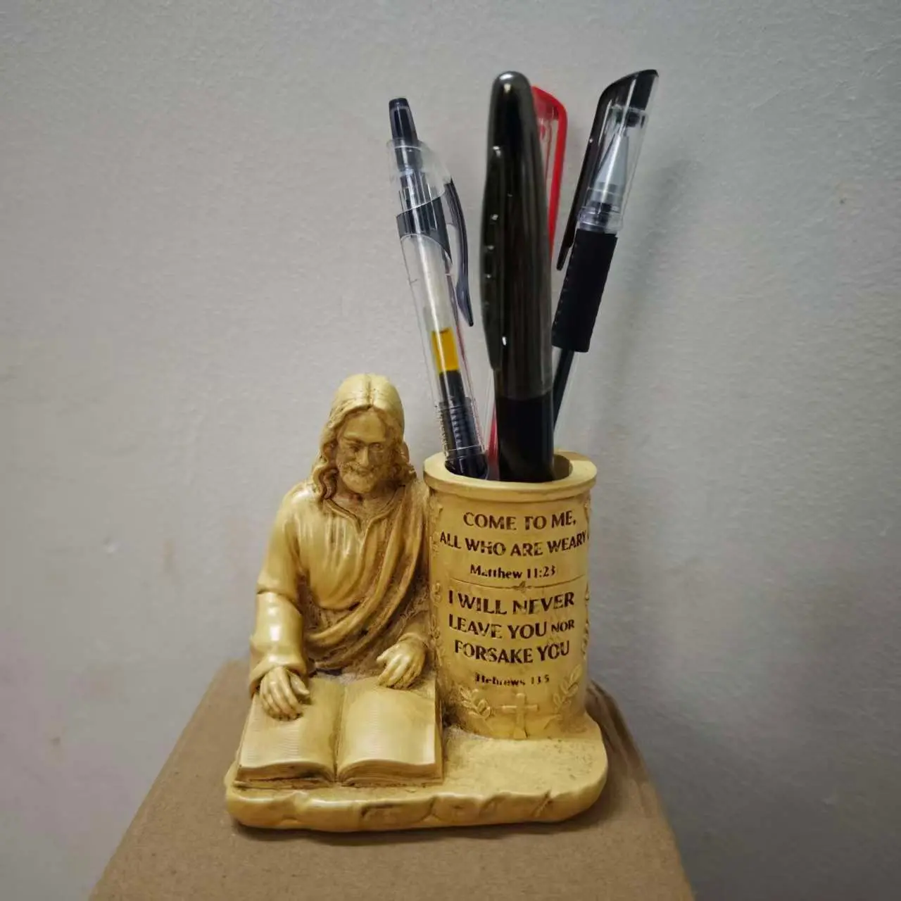 Jesus Pen Holder, Retro Resin Statue with Bible Verse, Office Desk Decor, Desktop Accessory, Office Supplies, Prayer Table Centerpiece, Resin Craft Ornament for Church or Gift, Home Office Accessories