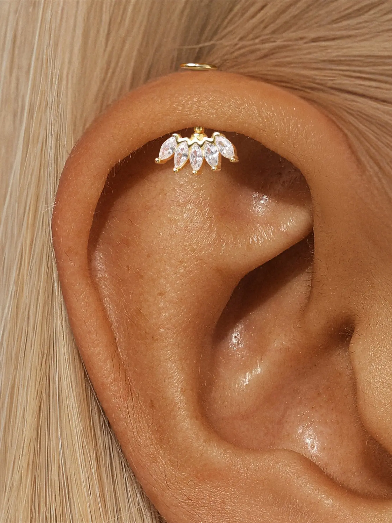1pc 925 Sterling Silver 16G Flower Cartilage Earring Vertical Helix Piercing Jewelry, Flat Back Piercing Stud for Cartilage, Ear Cartilage Studs, Dangle Design, Gold and Silver Tone Lobe Helix Earring Stud
