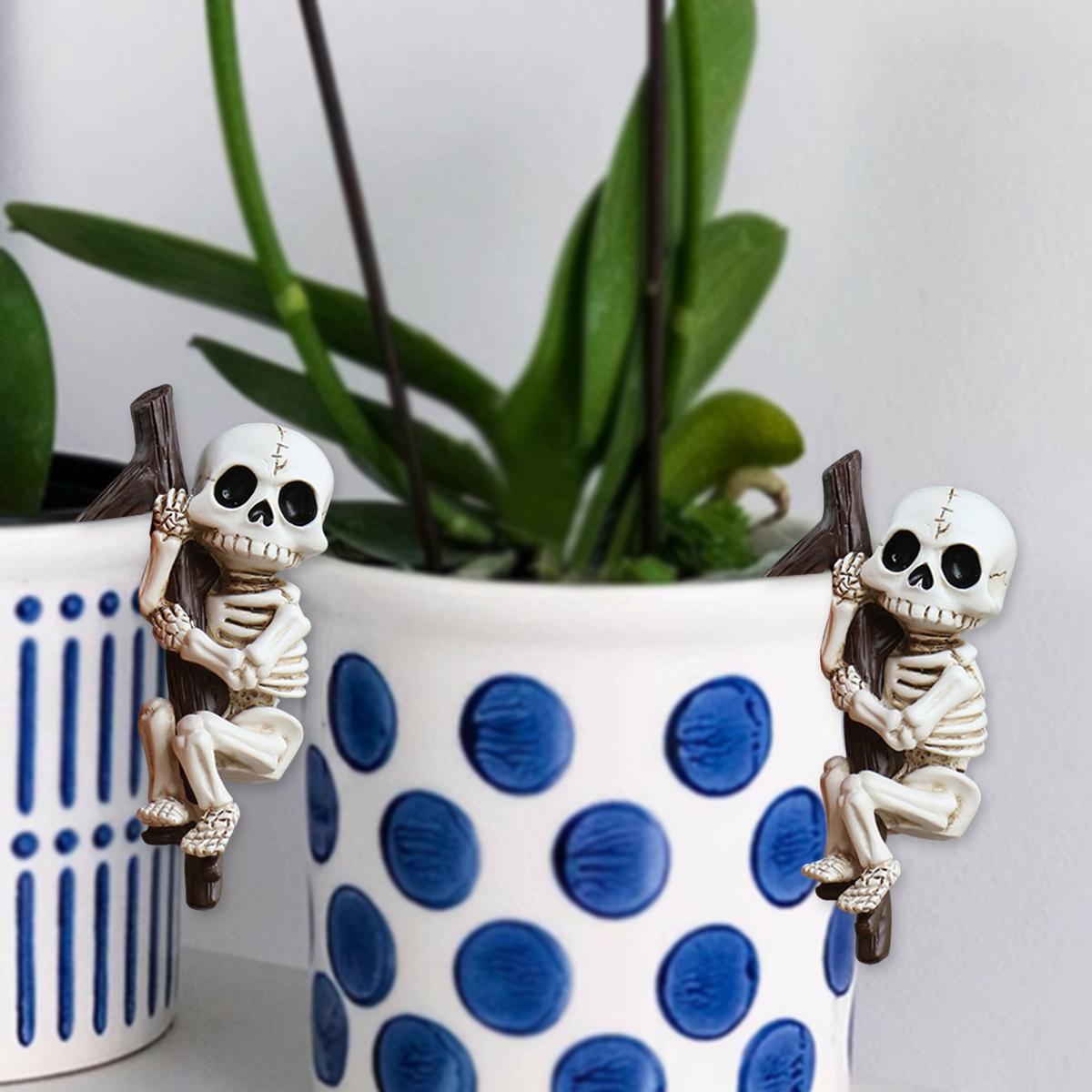 2pcs Climbing Skeleton Decorations for Halloween, Creative Outdoor Garden and Cup Edge Decor, Versatile Skull Figurines for Home & Office, Garden Accessories, Creativity, Exterior Decorative Statues