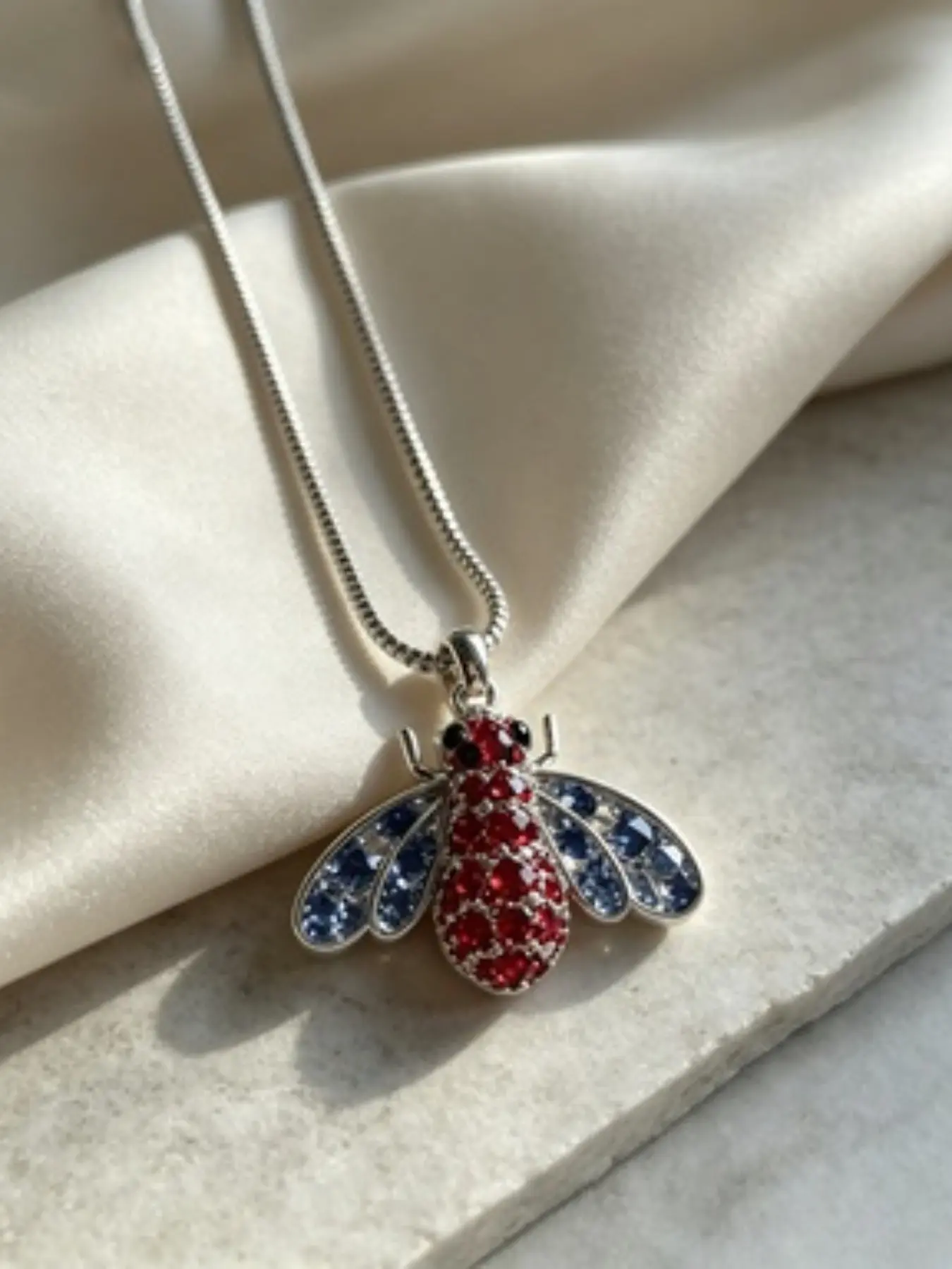 Trendy Blue Rhinestone Bee Pendant Necklace, Elegant Insect Jewelry for Women, Perfect for Daily Wear, Parties, Street Style, Gift Idea