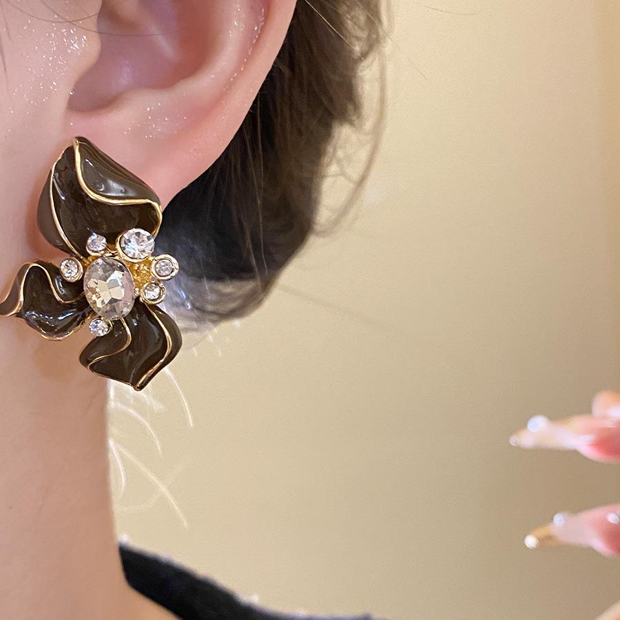 Silver needle studded with diamonds, oil-dripping flower ear clip, ear stud, mid-century vintage, retro earrings, light luxury and high-end women's jewelry