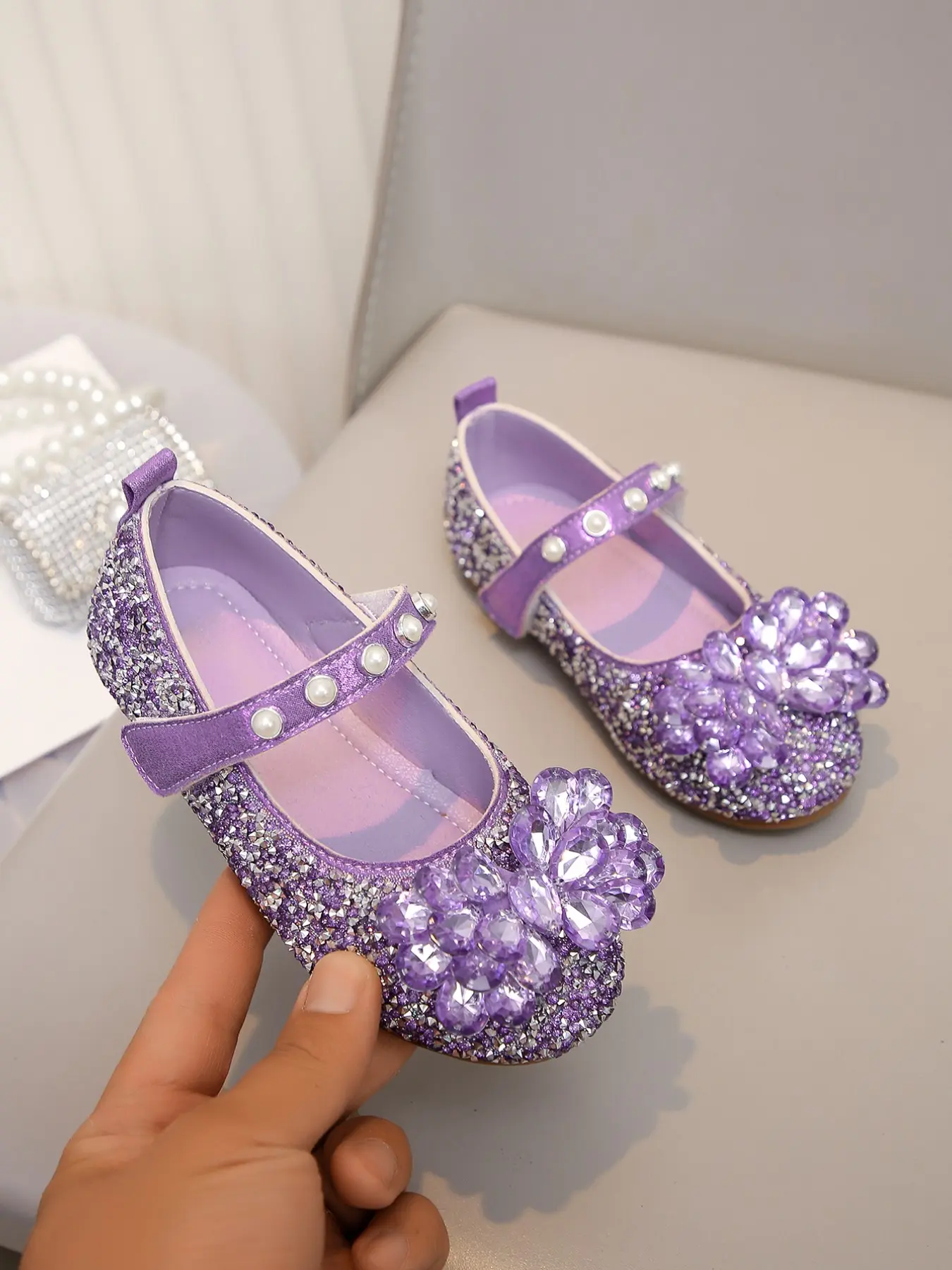 Girls' Princess Shoes with Rhinestones and Flowers, Non-Slip Flat Pearl Straps, Stage Walk Show Flower Girl Dress Shoes, Floral Flat Shoes