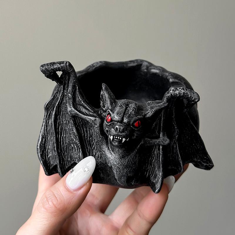 Gothic Bat Ashtray Resin Decor – Unique European & American Style Creepy Cute Smoking Ash Tray for Home Living Room, Bedroom, Study Desk Aesthetic Ornament, Creative Personality Home Decoration Gift