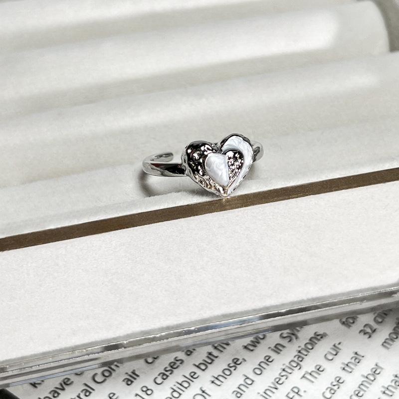 Fashionable vintage-style sweet and cool white enamel butterfly and Saturn fashion ring for women, niche minimalist geometric personalized ring gift