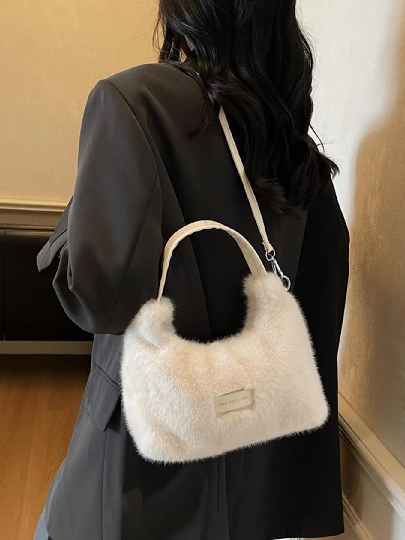 Embellished shoulder bag, retro gradient plush bag, Fluffy Crossbody Bag, a niche single-shoulder bag with a leopard-print flap design, featuring a slim shoulder strap. It can accommodate a phone, lipstick, and is perfect for dates, parties