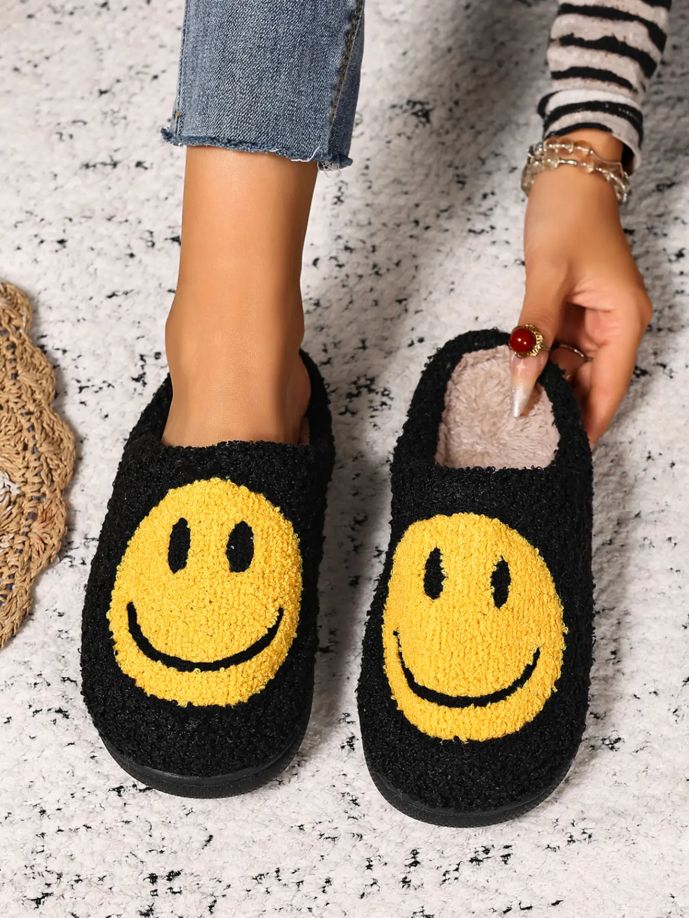 Fluffy smiley face patterned cotton slippers, warm and comfortable fluffy home shoes for spring, autumn and winter, casual soft sole suitable for both indoor and outdoor wear, unisex couple and family style household slippers, Soft rubber slippers
