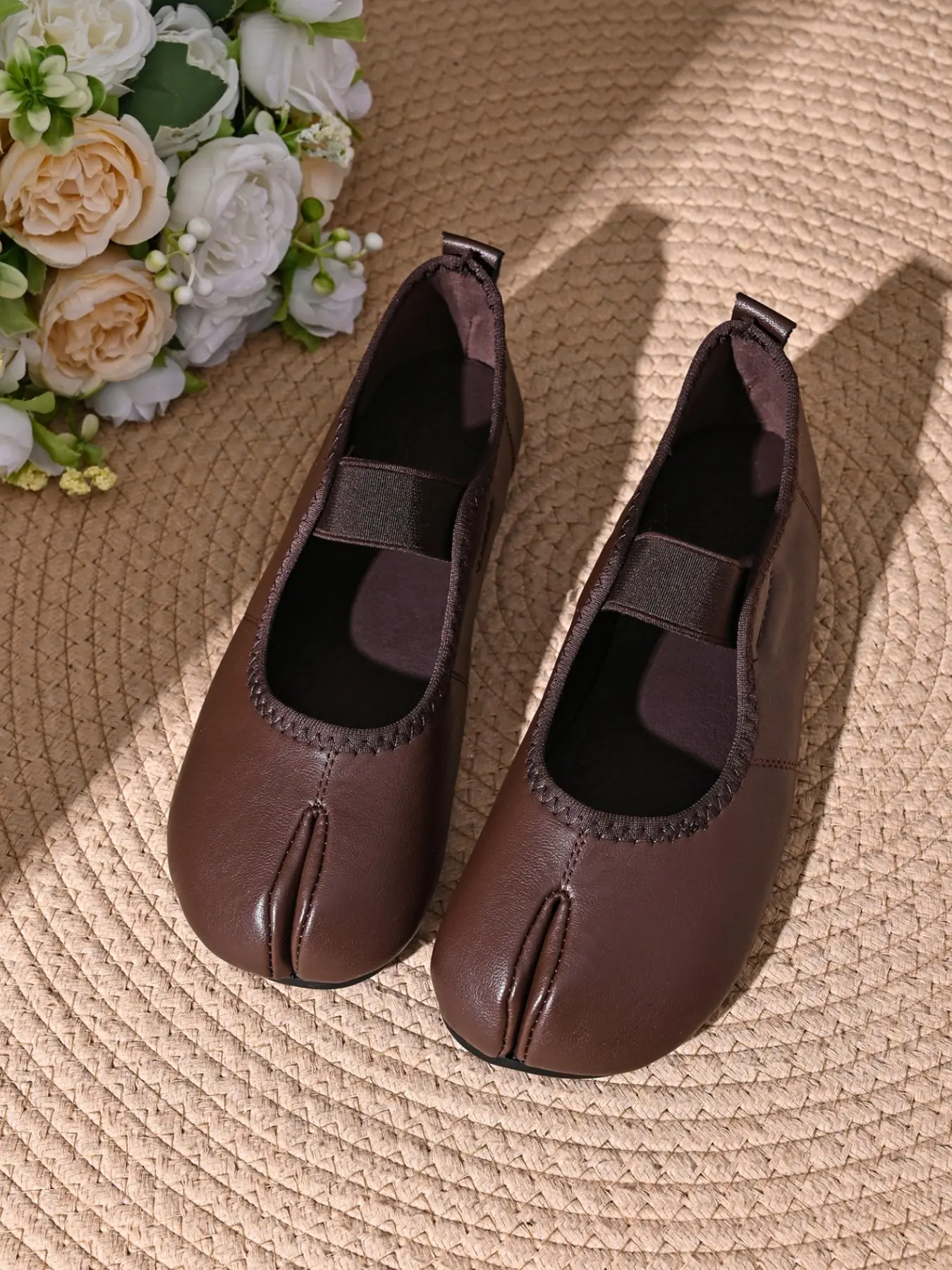 Women Vintage Tabi Toe Ballet Flats, Elastic Strap Closed Toe Lightweight Daily Walking Flat Shoes, Black Brown
