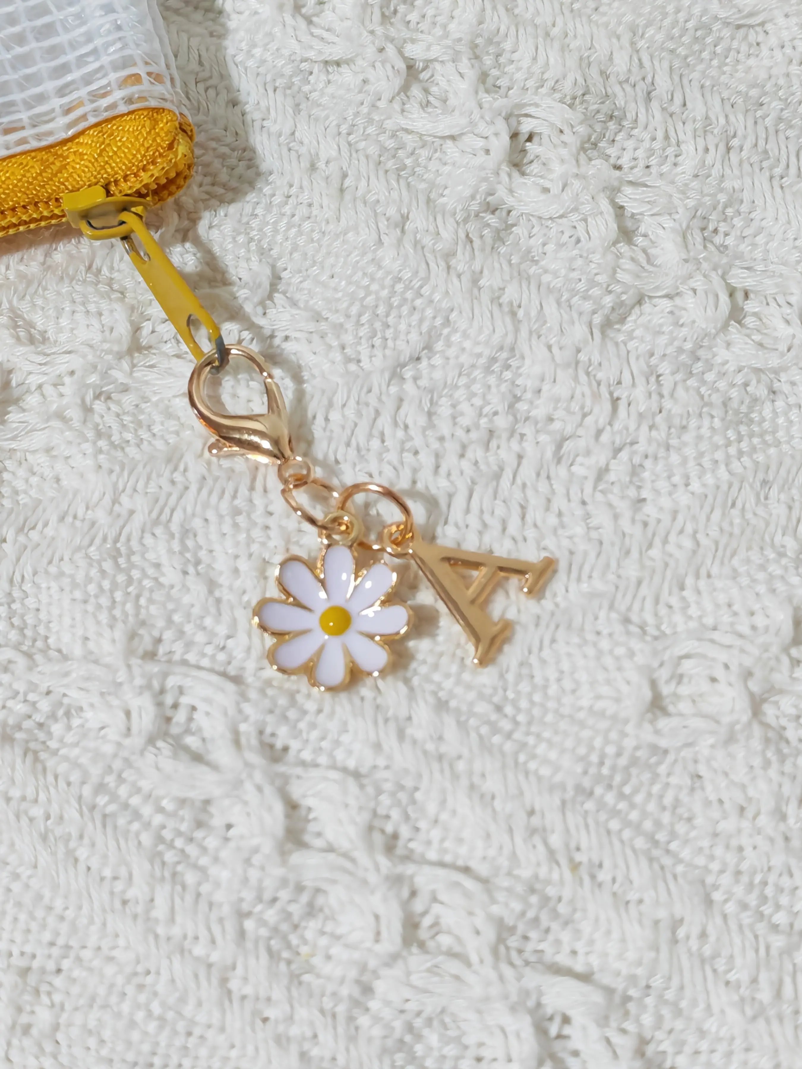Customized Letter Daisy Keychain, Enamel White Flower Pendant With Lobster Clasp, Personalized Letter Bag Pendant, Used For Backpack Wallet, Car Key Decoration, Minimalist Aesthetic Hanging Decoration, Fashionable Souvenir Gift For Couples And Friends.