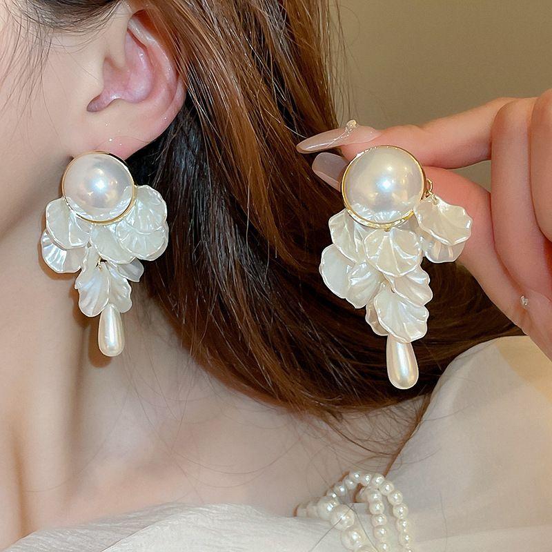 New Style Best-Selling French High-End Pearl Flower Earrings, Small-Scale Design Stud Earrings, Elegant Women's Jewelry