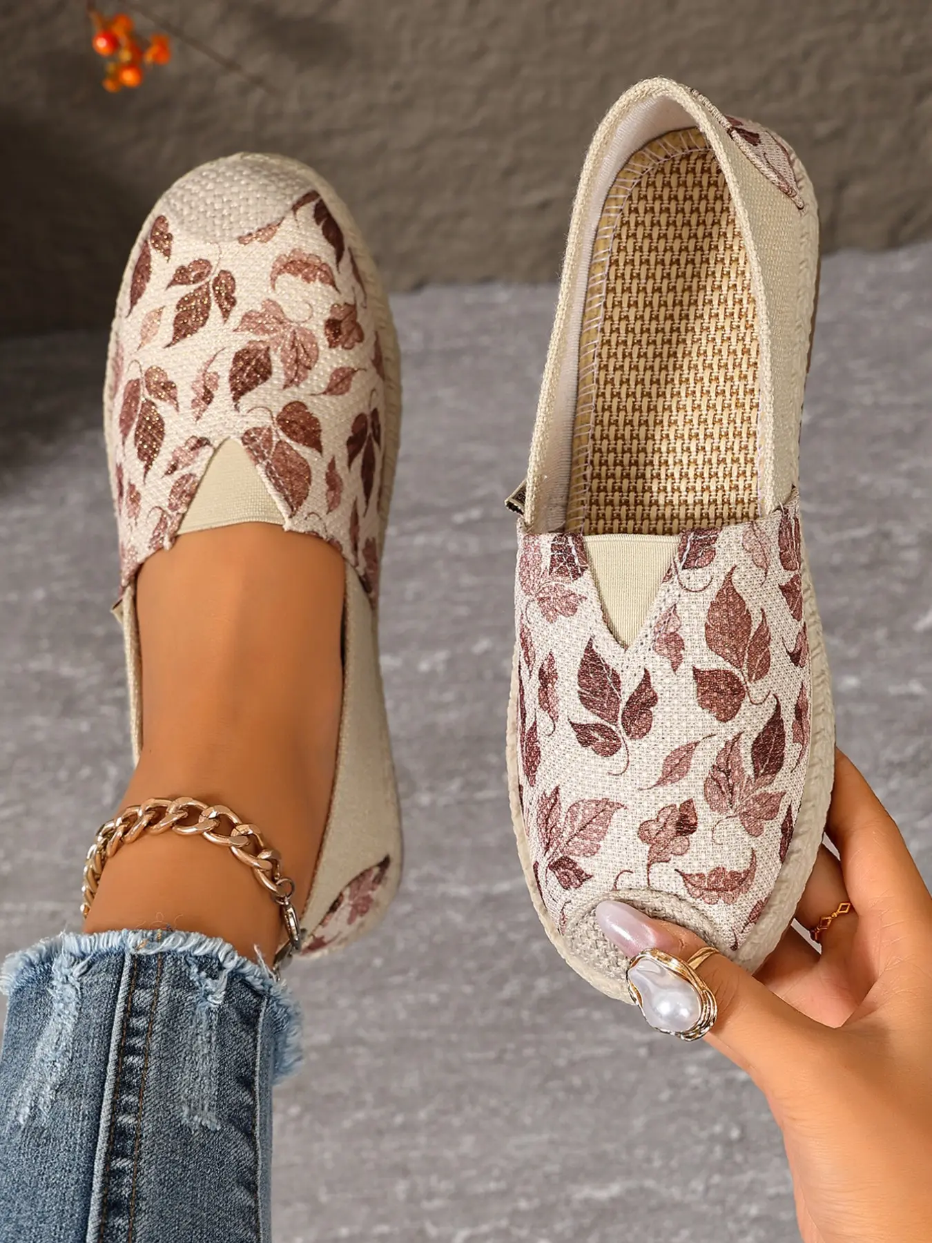 Vintage Leaf Print Linen Fisherman Shoes for Women, Summer Casual Shoes, Breathable Canvas Slip-Ons, Soft Sole Anti-Slip Casual Walking Shoes, Mom Sneakers