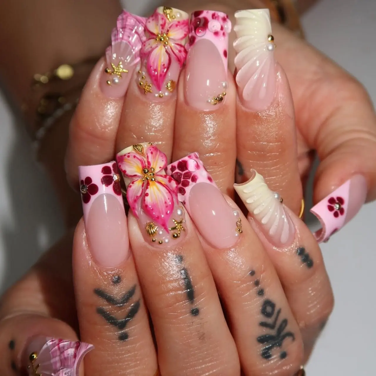 Sweet Cool Pink French 3D Floral Carved Square Pointed Rhinestone Press on Nails Fake Nail Stickers Box French Glossy Full Cover Glue on Nails Reusable Stick on Nails for Women