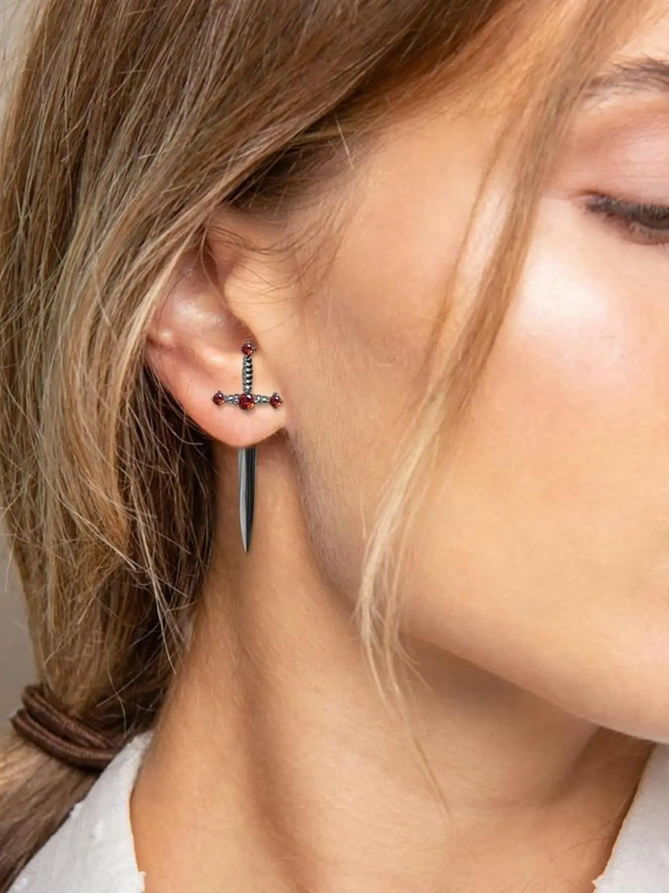 Fashionable and personalized metal sparkling diamond Gothic sword detachable earrings jewelry are suitable for daily wear, vacation dates, and other occasions, and are also a surprising and exquisite small gift