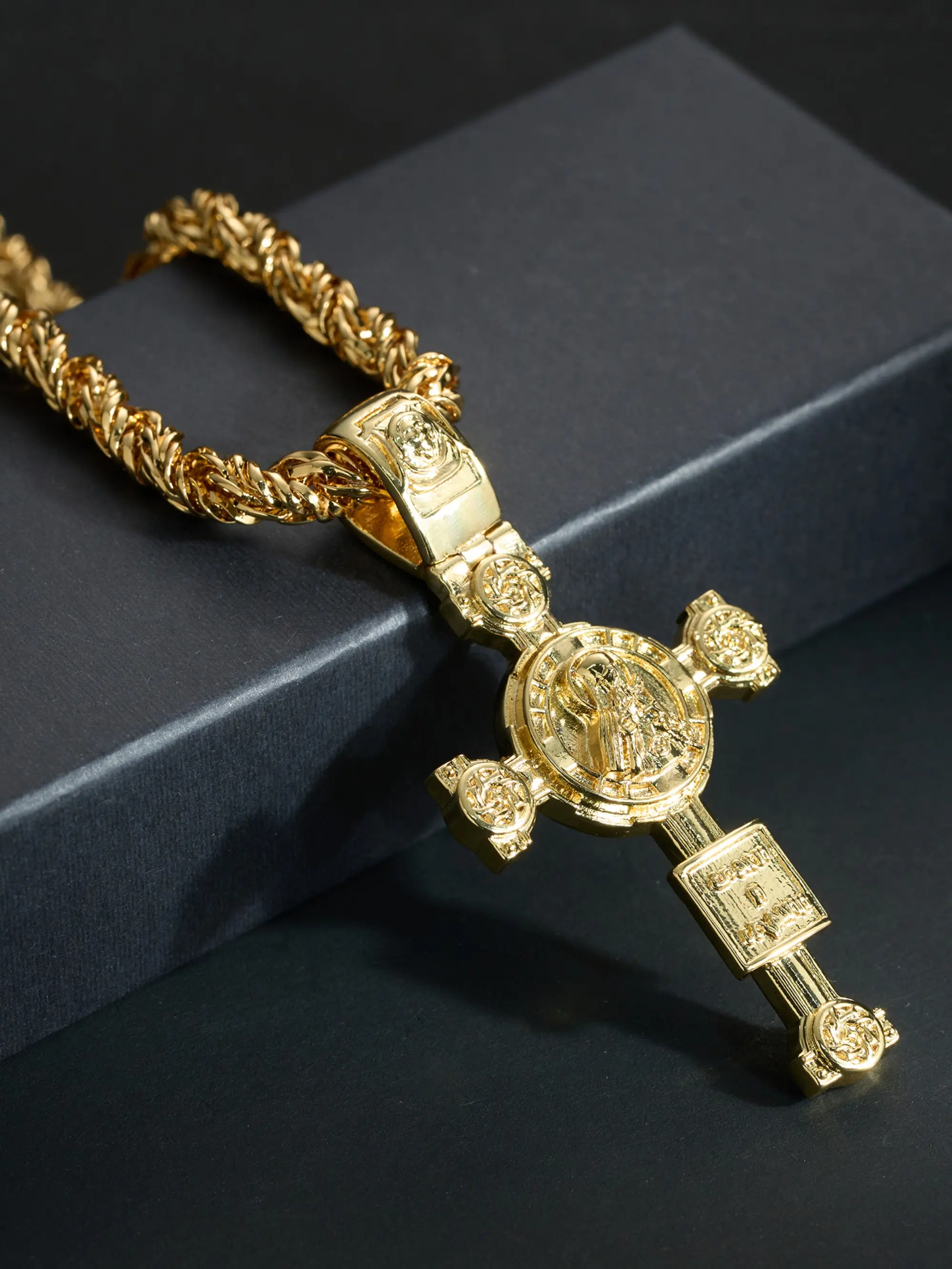 Golden cross necklace, Cross necklace chain, three-dimensional relief of Jesus religious faith necklace, suitable for both men and women, retro, hip-hop and street style dressing, jewelry accessories for all seasons, great gift for Valentine's Day