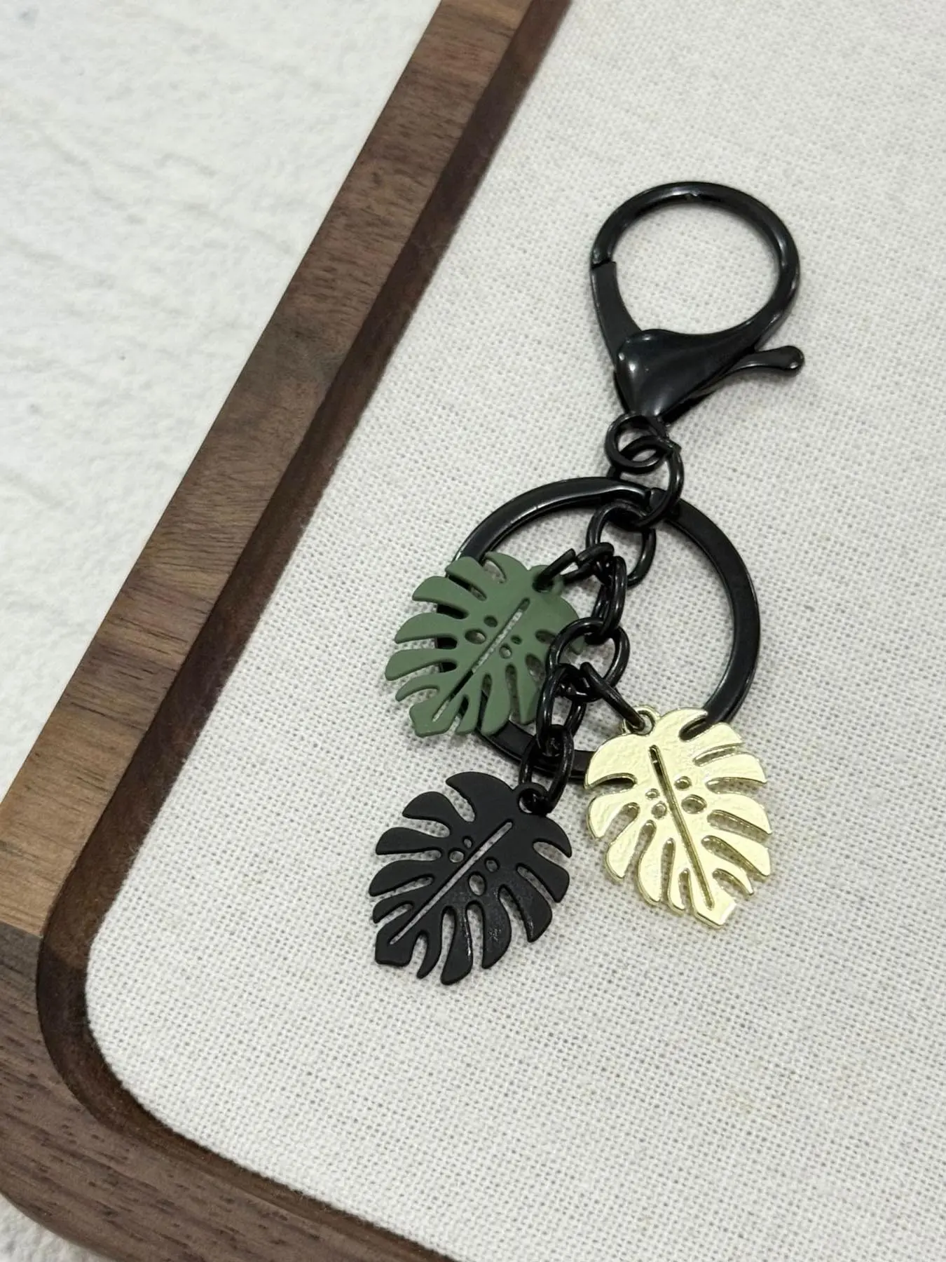 1pc Plant Keychain With Turtle Back Leaves And Simple Alloy Leaves, Tropical Leaf Keychain, Composed Of Three Different Colored Leaves, Bag Pendant Keychain, A Gift For Plant Enthusiasts.