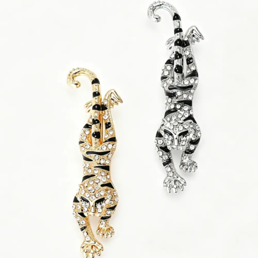 2 Colors Reative Shiny Trendy Tiger Brooch Coats Men Women Pin Fashion Exquisite Accessories Gifts Ladies' Novelty Brooch