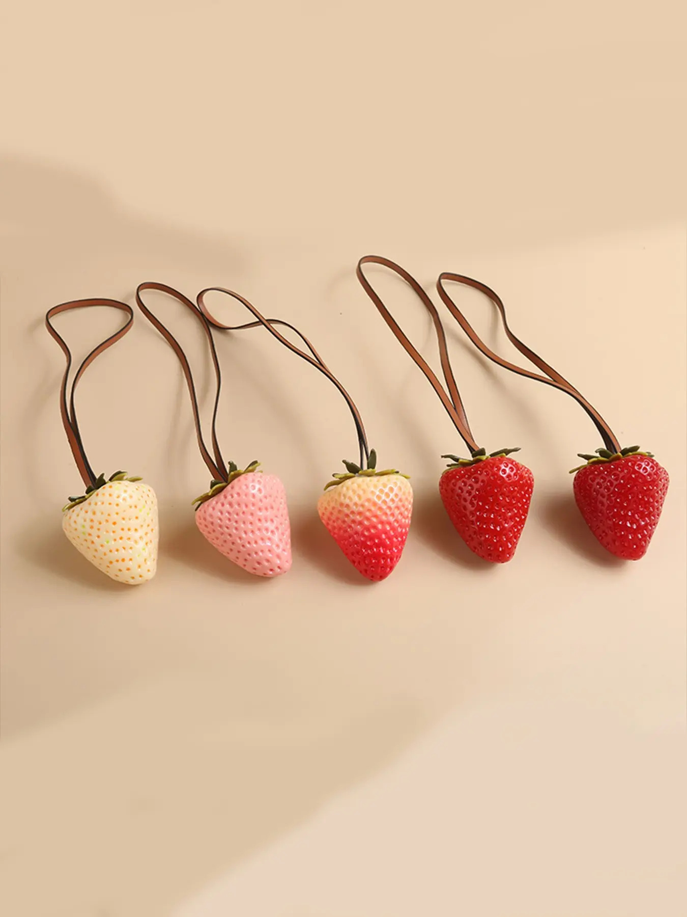1PC Adorable Resin Strawberry Bag Charm, Fruit Charm, Cute Keychain for Women's Bags, Unique Gift for Strawberry Lovers, All-Season Plain Style Accessory