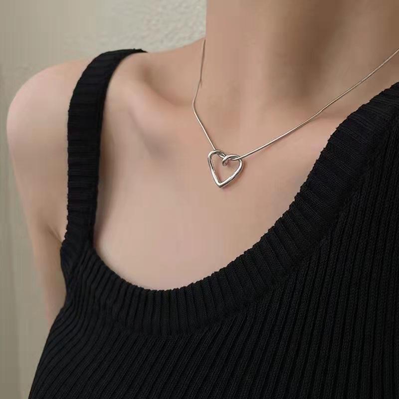 Light luxury niche hollow heart necklace for women, popular on Instagram, Japanese and Korean version, simple design pendant, collarbone sweater chain cruel intentions