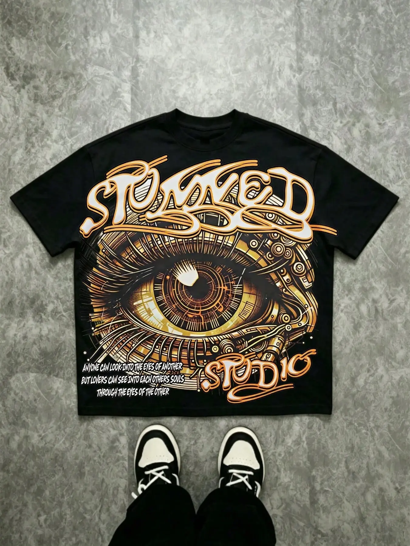 Men's Loose-Fit Crew-Neck T-Shirt Featuring a Vintage Steampunk Eye Print; a Casual Hip-Hop Style top Suitable for Street and Outdoor Wear.