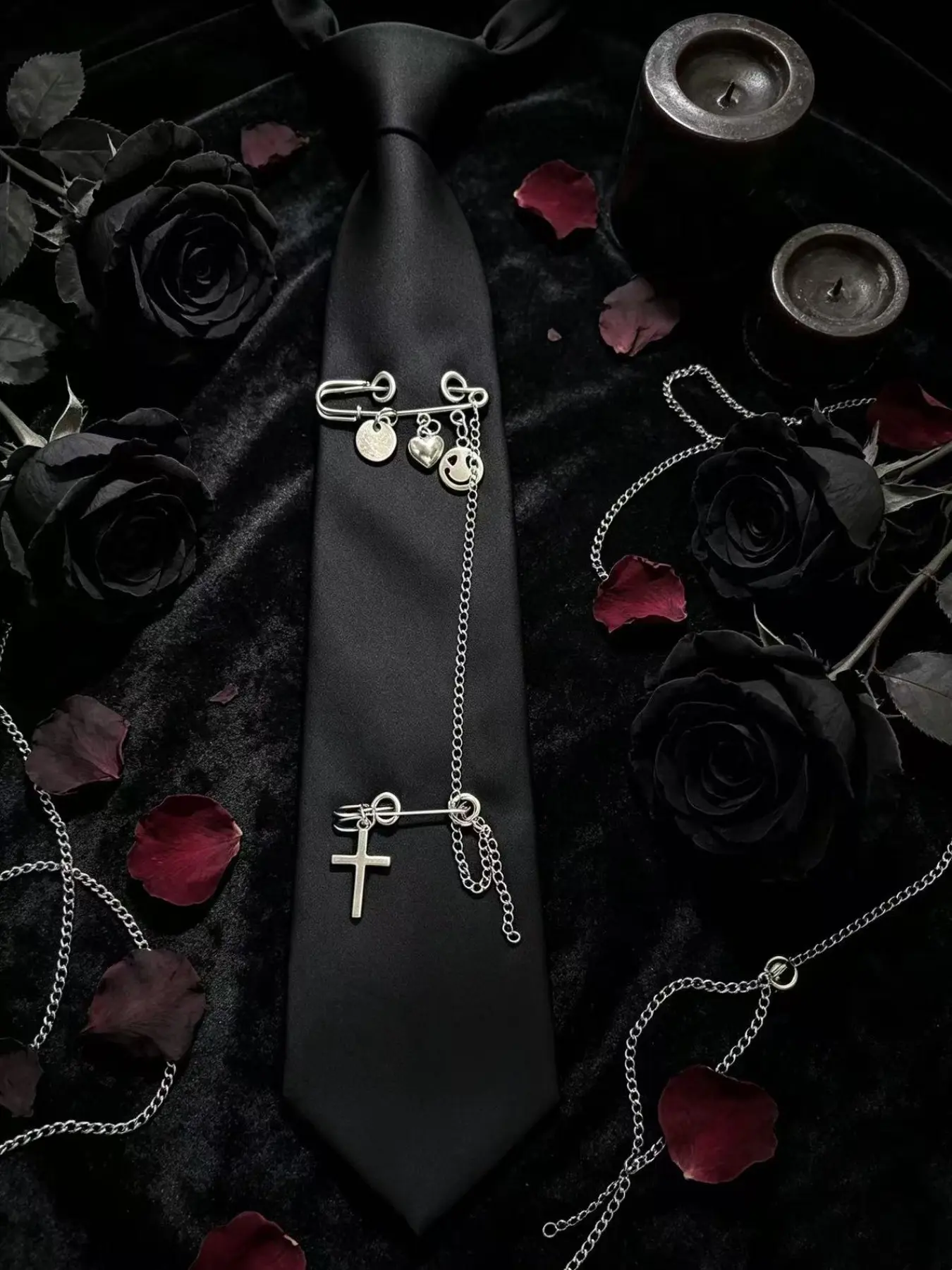 32cm Pre-Tied Gothic Necktie with Cross & Smiley Metal Chain Pin, Punk Rock Concert Outfit Accessory for Men Women