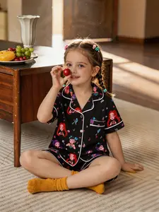 2-piece children's loungewear set featuring full-body K-pop heart-shaped girl star note magic wand print, short-sleeved top with small pocket and collar design, elastic waistband for comfort. Soft fabric for daily leisure and home wear