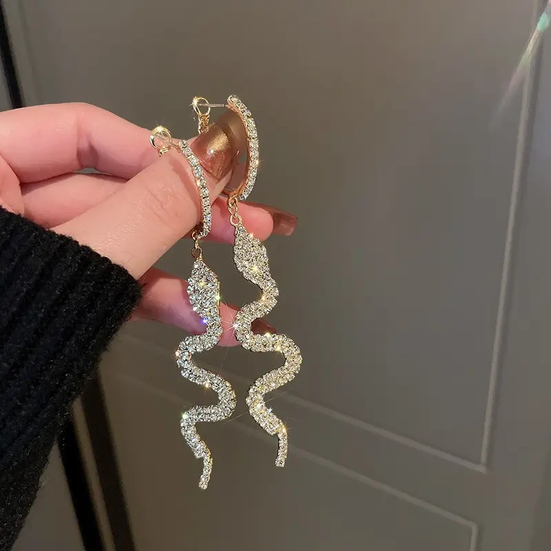 Silver needle snake-shaped earrings with diamonds, unique and high-end, stylish hoop earrings, exaggerated design, trendy earrings