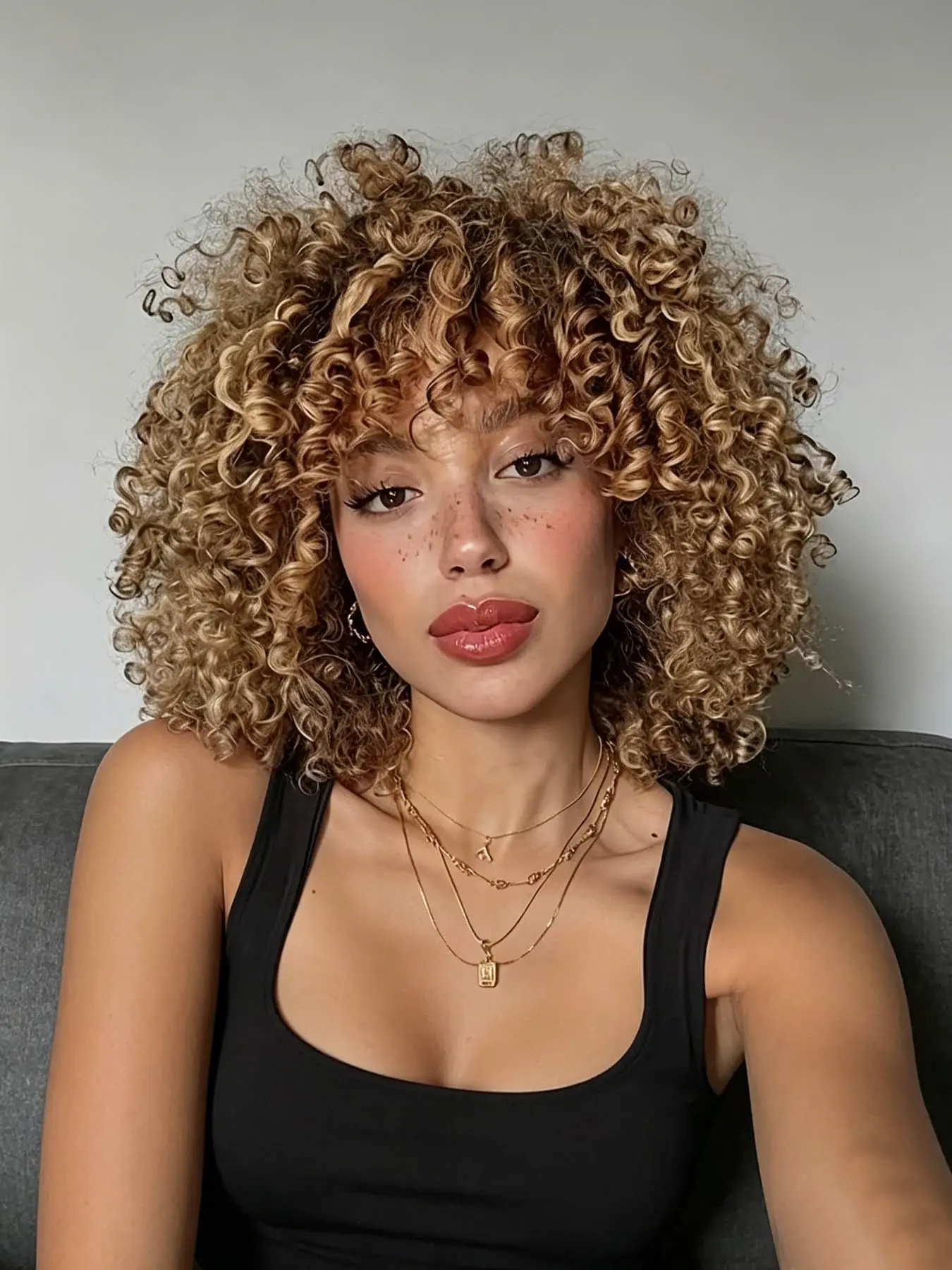 Stylish Curly Wave Wig for Women, Synthetic Blonde Afro Style with Bangs, Heat-Resistant, Elastic Net Cap Included