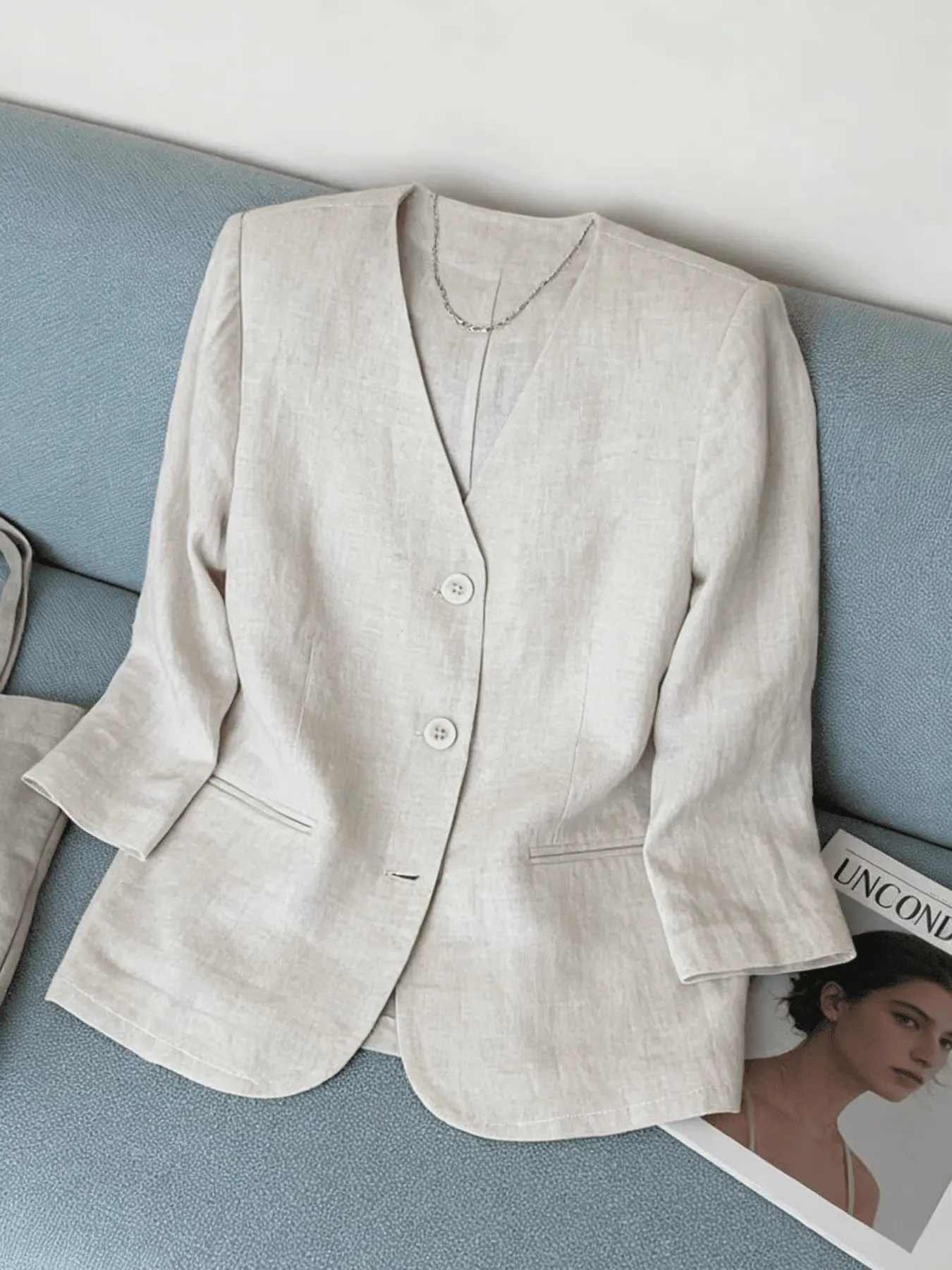 A women's fashionable Minimalist beige casual small suit jacket, with a collarless V-neck to enhance the neck line, loose and micro shaped to hide flesh and show off weight, suitable for commuting, outdoor play, indoor and outdoor wear Vneck