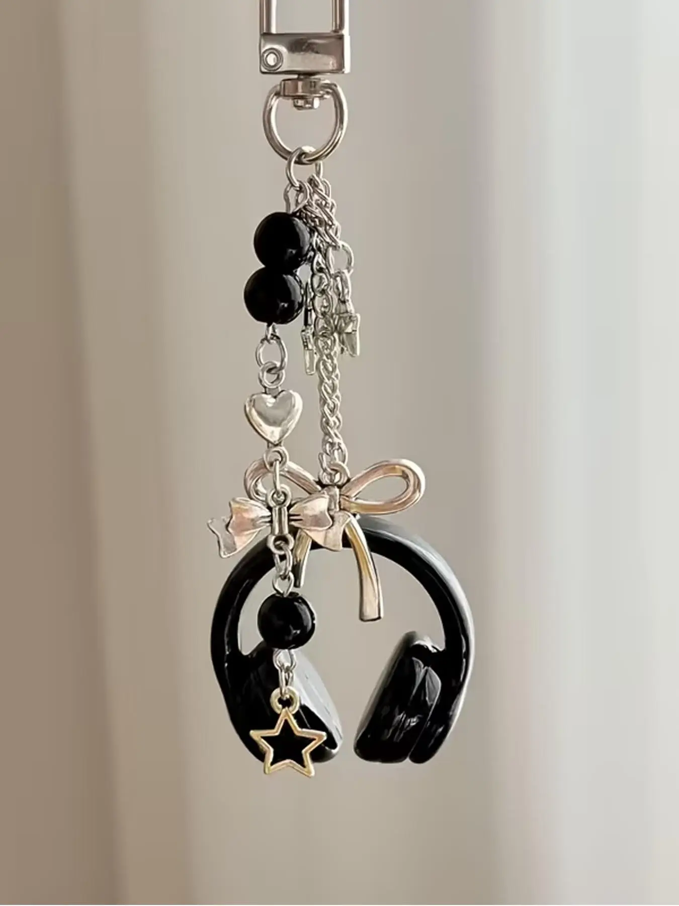 1pc Creative 3D Earphone Shaped Bead String Pendant, Can Be Used As a Beaded Keychain, Keychain Charm, Phone Chain, Backpack Ornament, With Cute Appearance, It Is a Thoughtful Small Gift For Friends, Family, And Girlfriends.