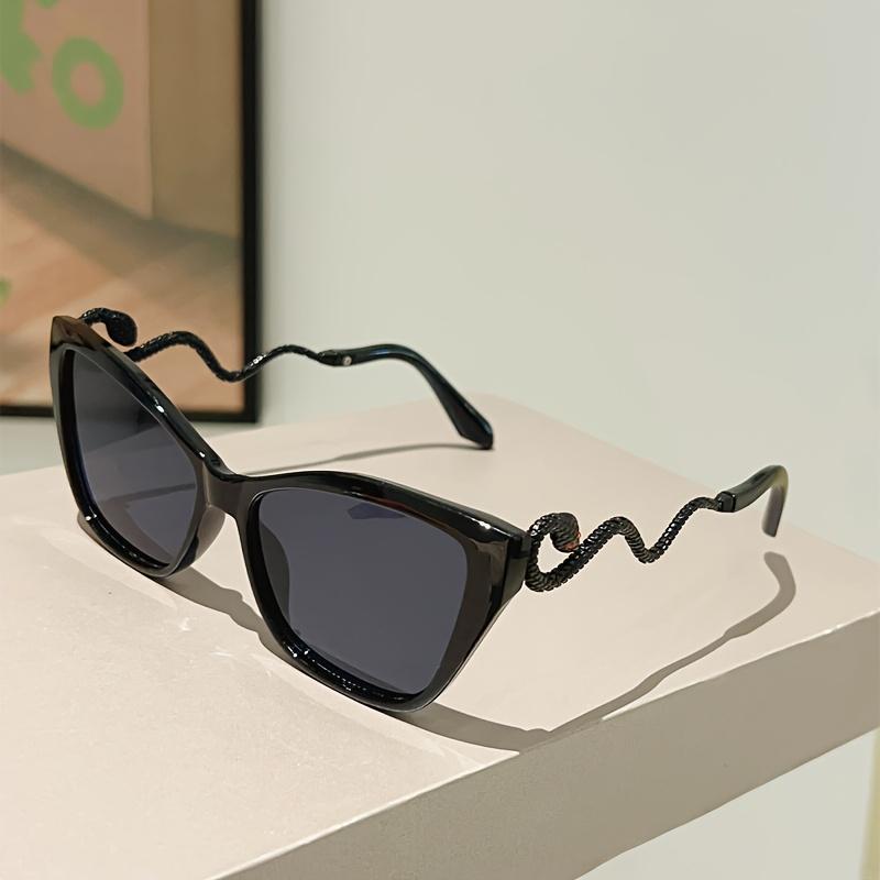 Snake Shaped Temple Fashion Glasses – Unique European & American Style, Fun Street Photography Accessory, Stylish and Bold Design for Fashion Lovers unisex simple high negative