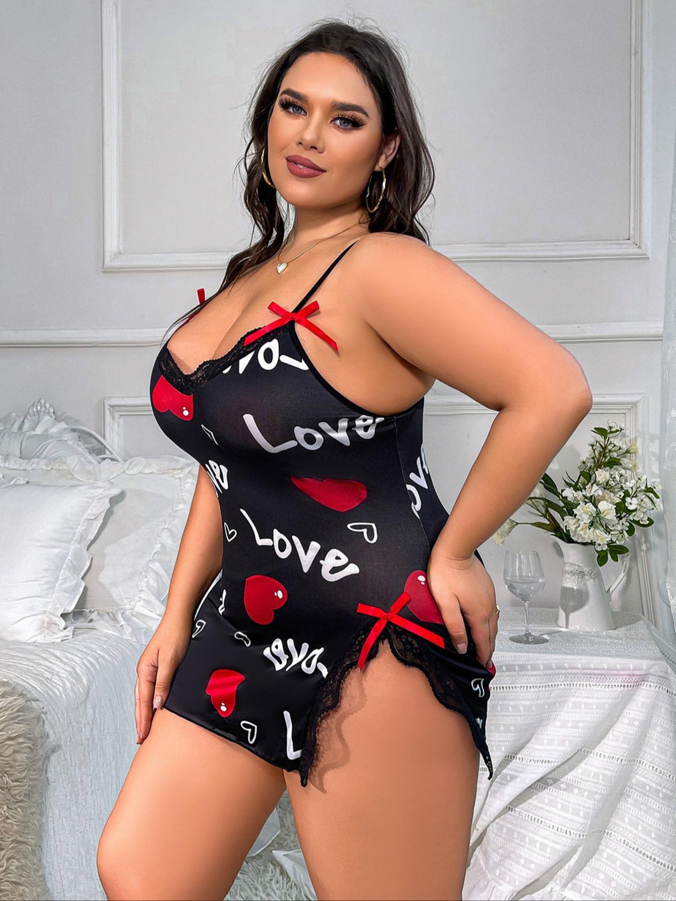 【Plus Size】 Women's Heart & Letter Print Contrast Lace Bow Decor Fitted Spaghetti Strap Nightdress, Split Thigh Cami Nightgown, Women's Plus Sleepwear & Homewear for Summer, Dresses for Women, Summer Wear 2024
