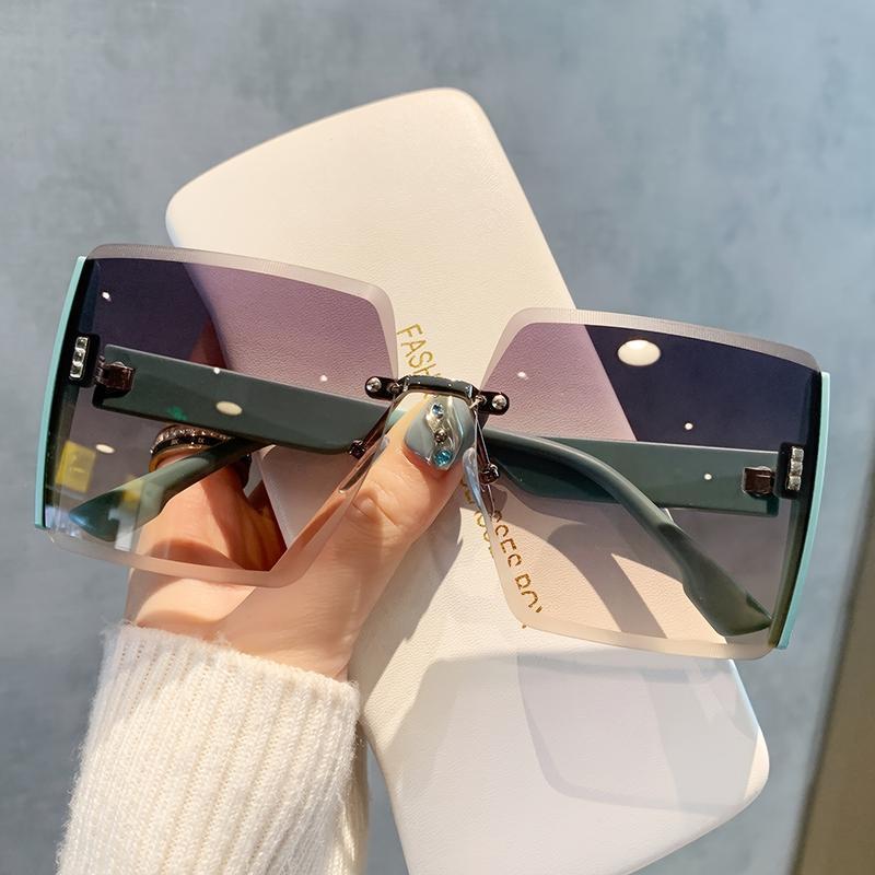 Colorful Retro Polarized Sunglasses for Women  Oversized European–American Style Frames with HD UV-Protection Lenses, Durable Fashion Design Perfect for Travel, Streetwear & Summer Outfits