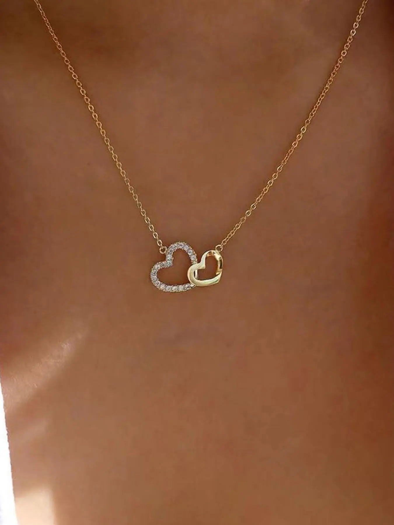 Double heart necklace collarbone chain temperament heart to heart matching diamond pendant collarbone, Fashion Pendant Necklace, suitable for daily wear, vacation and dating occasions, and also a surprising exquisite small gift, Necklace Pendant Jewelry.