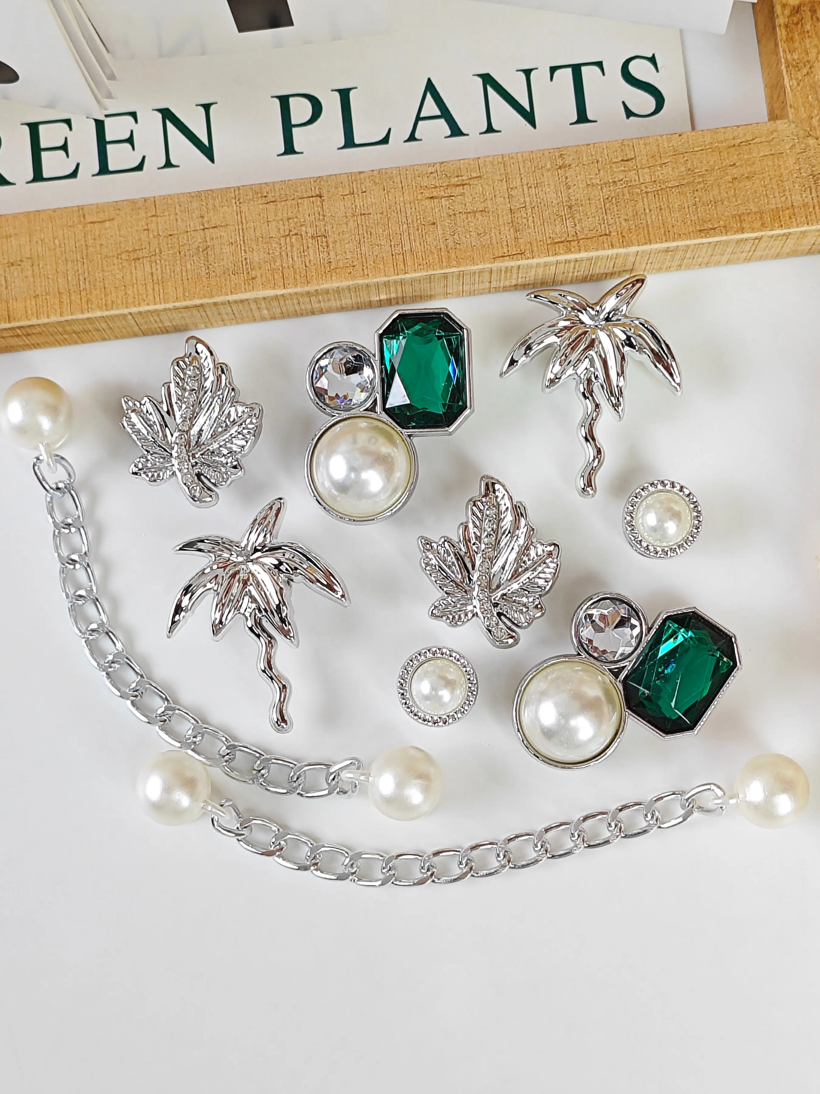 10pcs DIY Sparkling Shoe Charms, Pearl Diamond Coconut Tree Maple Leaf, Lightweight Non-Metallic, Y2K Fashion, for Eva Sandals, Detachable, Gift Idea