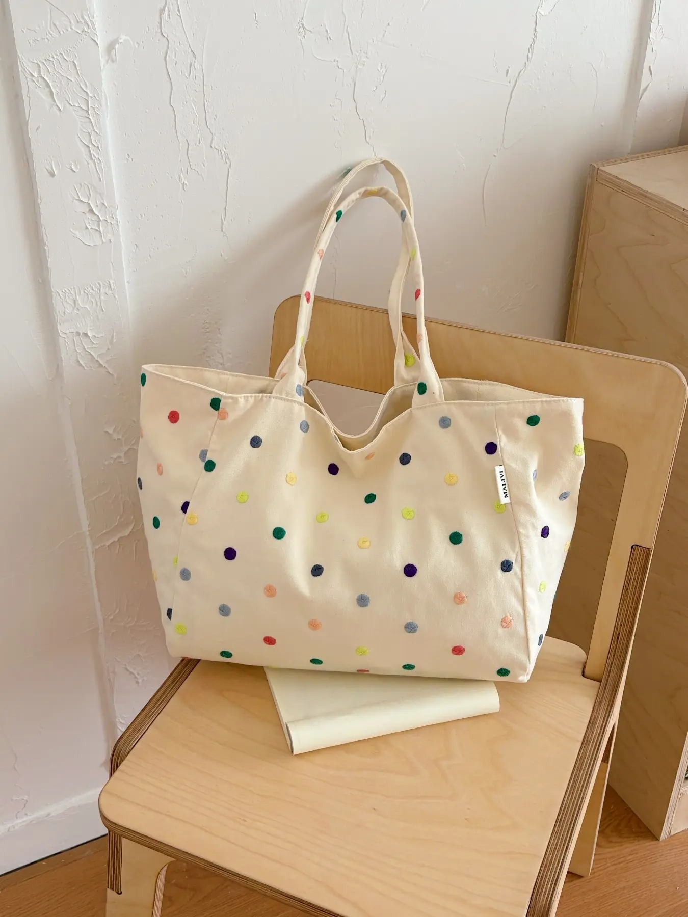 Simple and casual large-capacity fresh tote bag, cute colorful pom-pom polka dot canvas tote, lightweight everyday commuting and outing shoulder bag