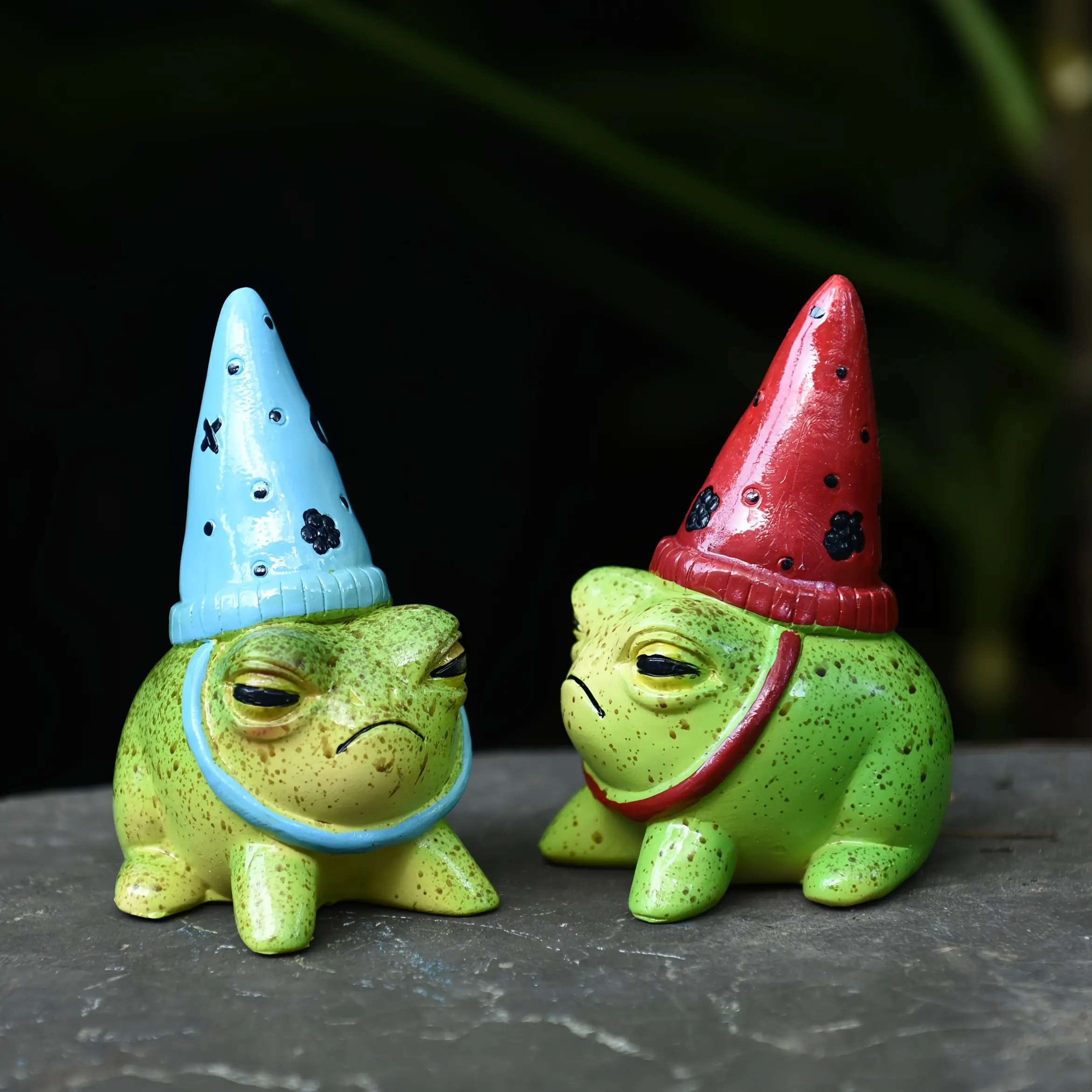 Little Frog Resin Ornaments Wearing Christmas Hats, Rural Garden Balcony Miniature Decorations, Creative And Cute Animal Ornaments, Suitable for Succulent Potted Plants, Rural Style Garden Additions, Christmas Ornaments