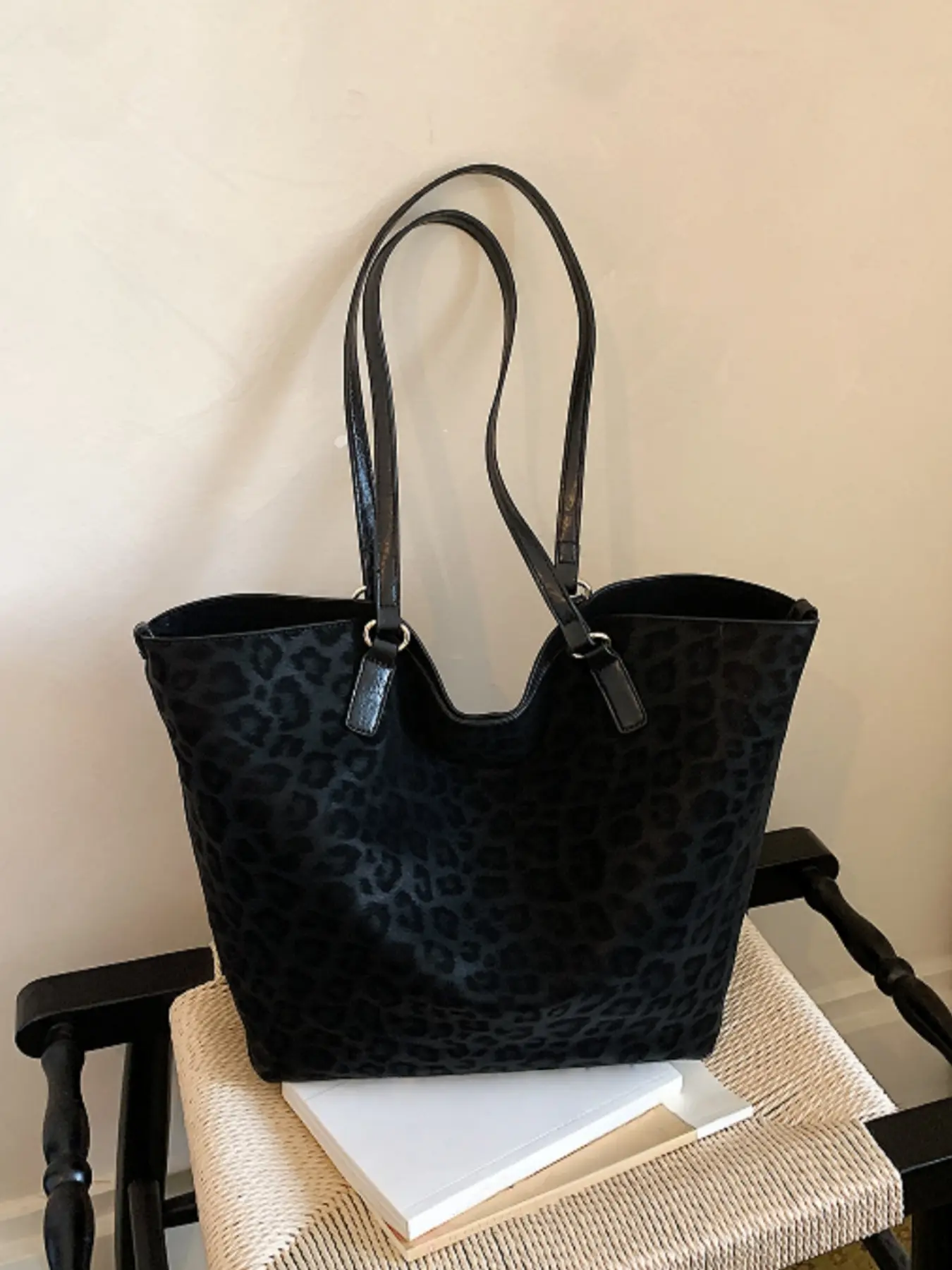 Fashion minimalist lightweight luxury leopard print women's tote bag, elegant niche handbag for outings and vacations, daily commute shoulder bag, Casual fashion bag, Casual bags