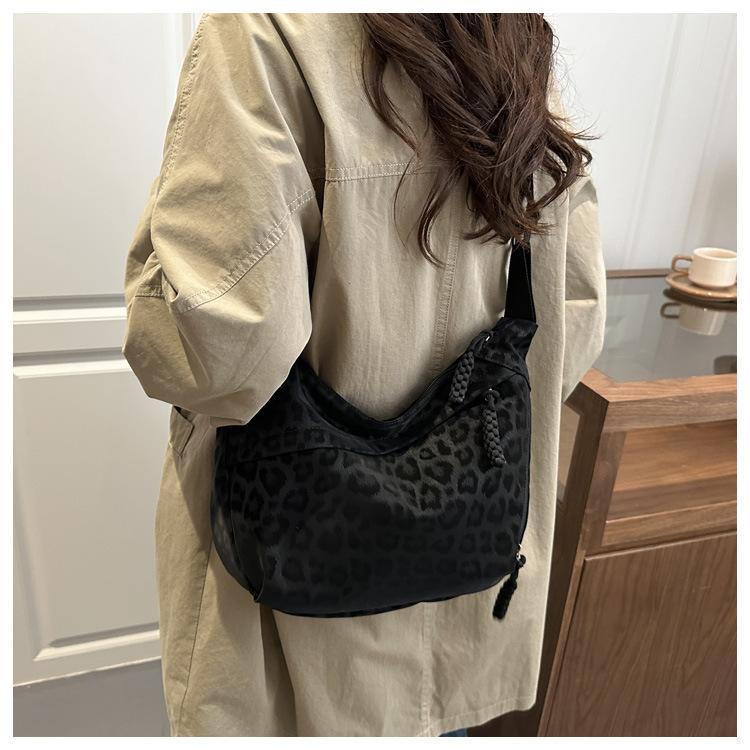 Fashion Leopard Print Crossbody Bag New Chain Fashionable and Versatile Shoulder Bag for Women Casual and Simple Commuting Bag
