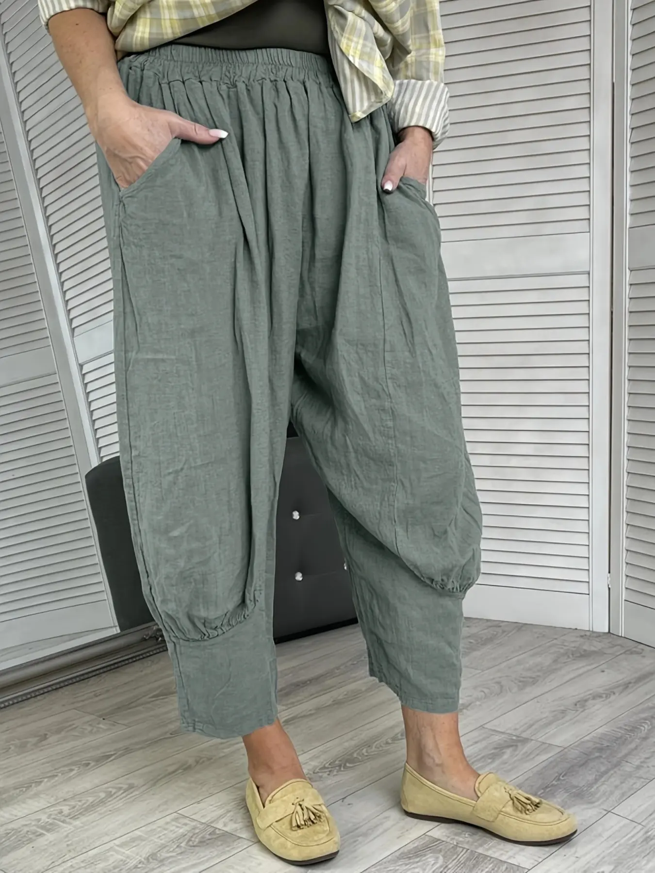 Plus Size Women Casual Capri Pants Elastic Waist Baggy Harem Trousers with Deep Pockets Loose Fit Cropped Jogger Pants Lightweight Summer Beach Lounge Culottes