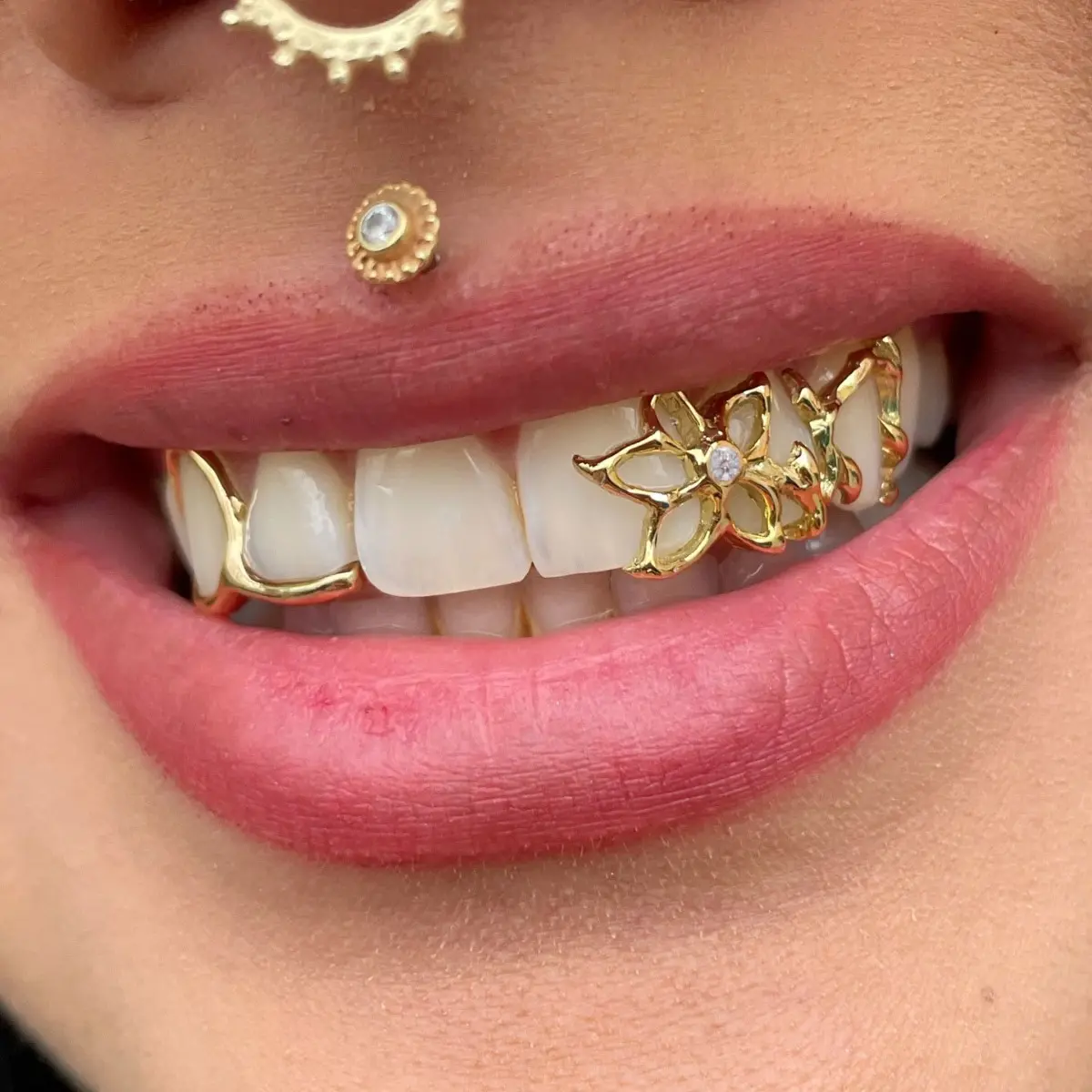 Flower Cutout Double Grillz with Gold-Tone Teeth Design, Men's Fashion Dental Jewelry for Halloween Costume and Street Style Wear