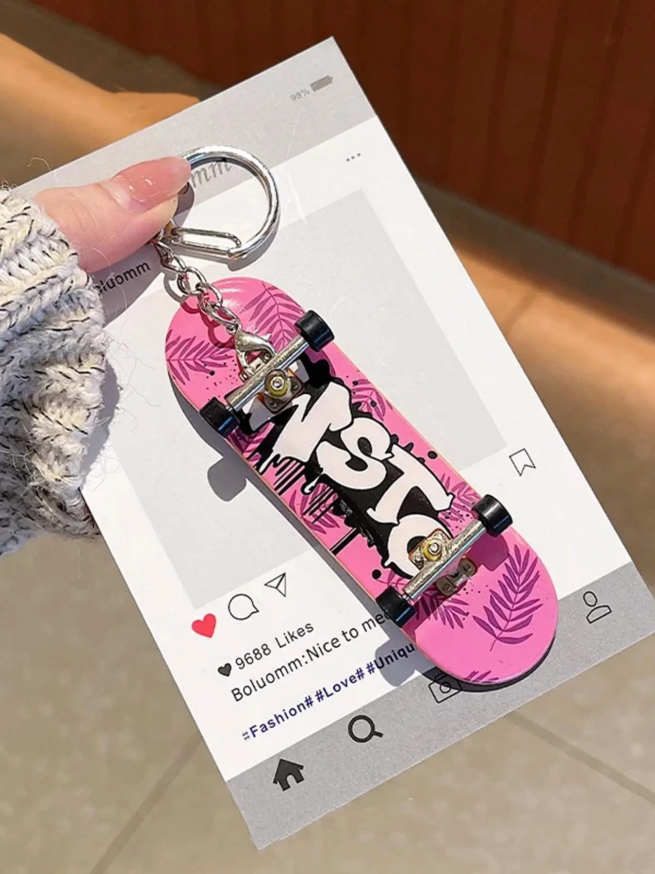 Finger Skateboard Keychain Charm Gift Set, Graffiti Print Tiny Skate Deck Pendant, Unique Street Culture Souvenir Gift for Skateboarders Teen Boys Birthday Party Favor #SkateLoverGift #HypebeastGift