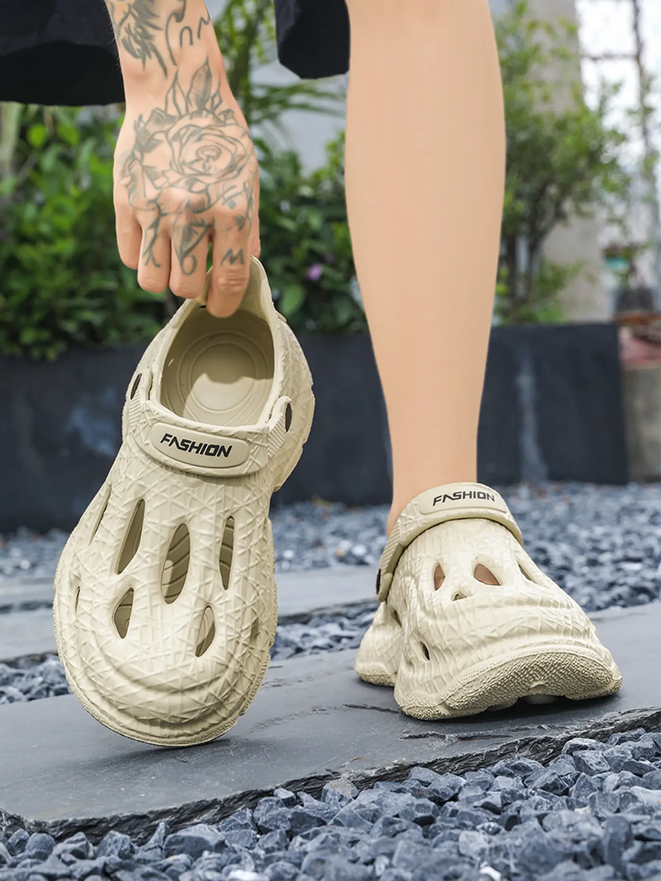 1 Pair Versatile Trendy Couple Garden Clogs Dual Wear Slippers for Home & Beach - 3D Textured Upper Anti-Slip Sole Pattern Thick Shock-Absorbing Outsole Snug Fit No Foot Fatigue