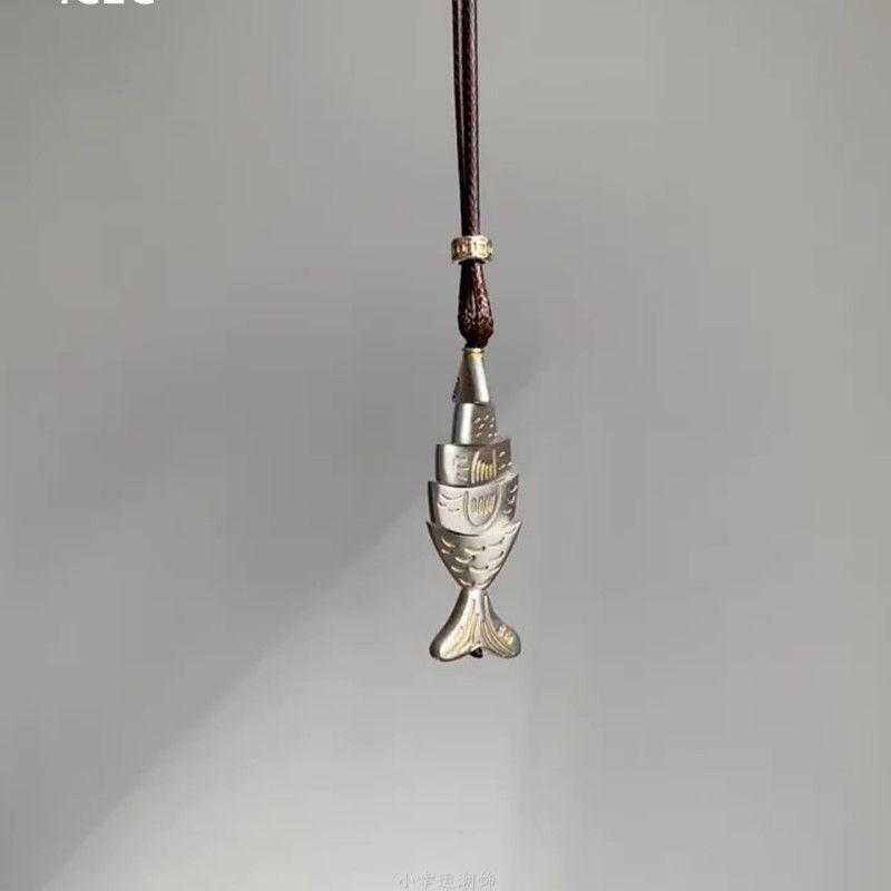 A vintage vinage cold style small fish pendant necklace with a niche design and exquisite long autumn and winter sweater chain
