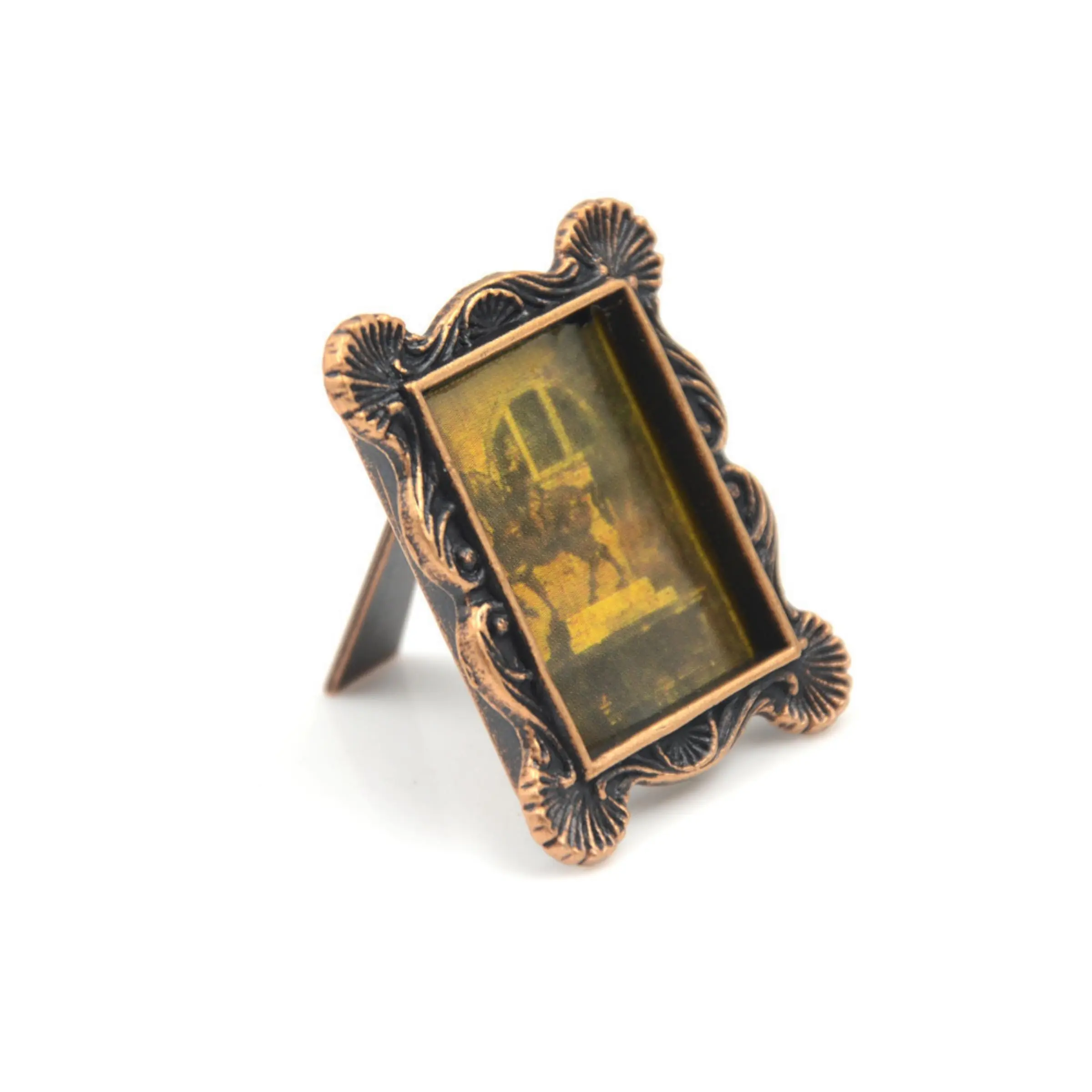 Miniature Vintage Metal Frame for Dollhouse, Decorative Picture Frame, Photo Frame, Retro Style Ornament, Perfect for Collectors and Enthusiasts