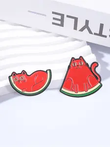 2 Piece Cartoon Strawberry Cats Fruit Animal Design Brooch, Chic Cute Watermelon Cat Metal Enamel Pin, Cute Cartoon Badge for Backpack & Hat & Clothes Decor, Fashion Accessories for Women & Men