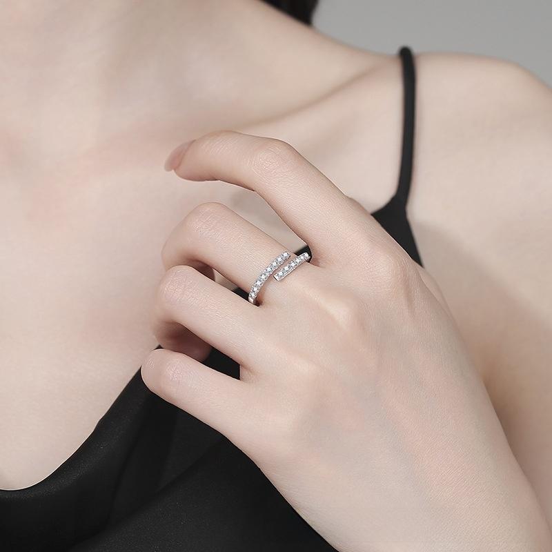 Moissanite ring, fashionable and unique, simple design, diamond-encrusted ring for women, open-ended moissanite ring.